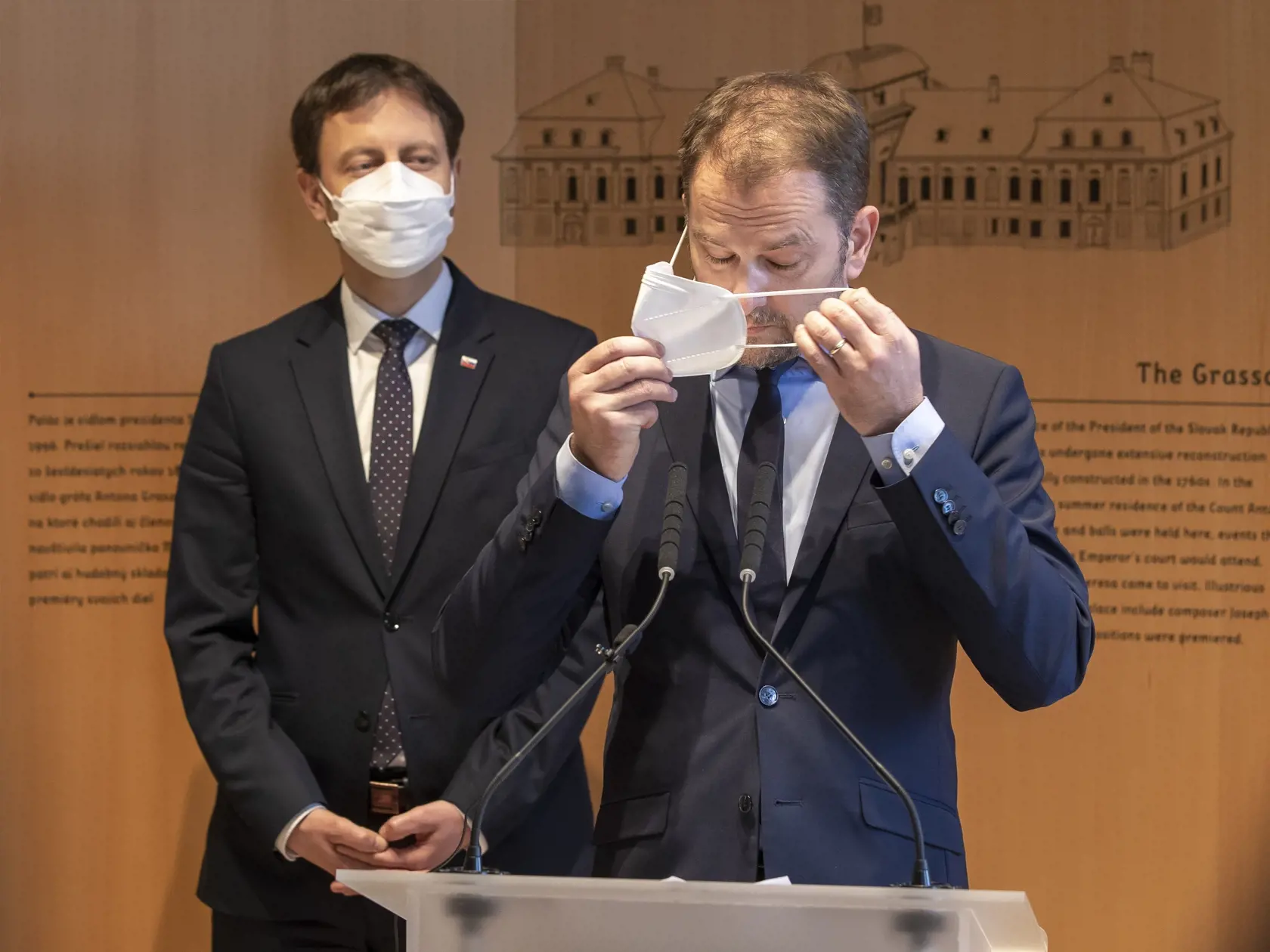 Predseda vlády Slovenskej republiky Igor Matovič počas podania demisie do rúk prezidentky Zuzany Čaputovej, ktorá na post premiéra bezodkladne menovala Eduarda Hegera. Na snímke je Igor Matovič a Eduard Heger.