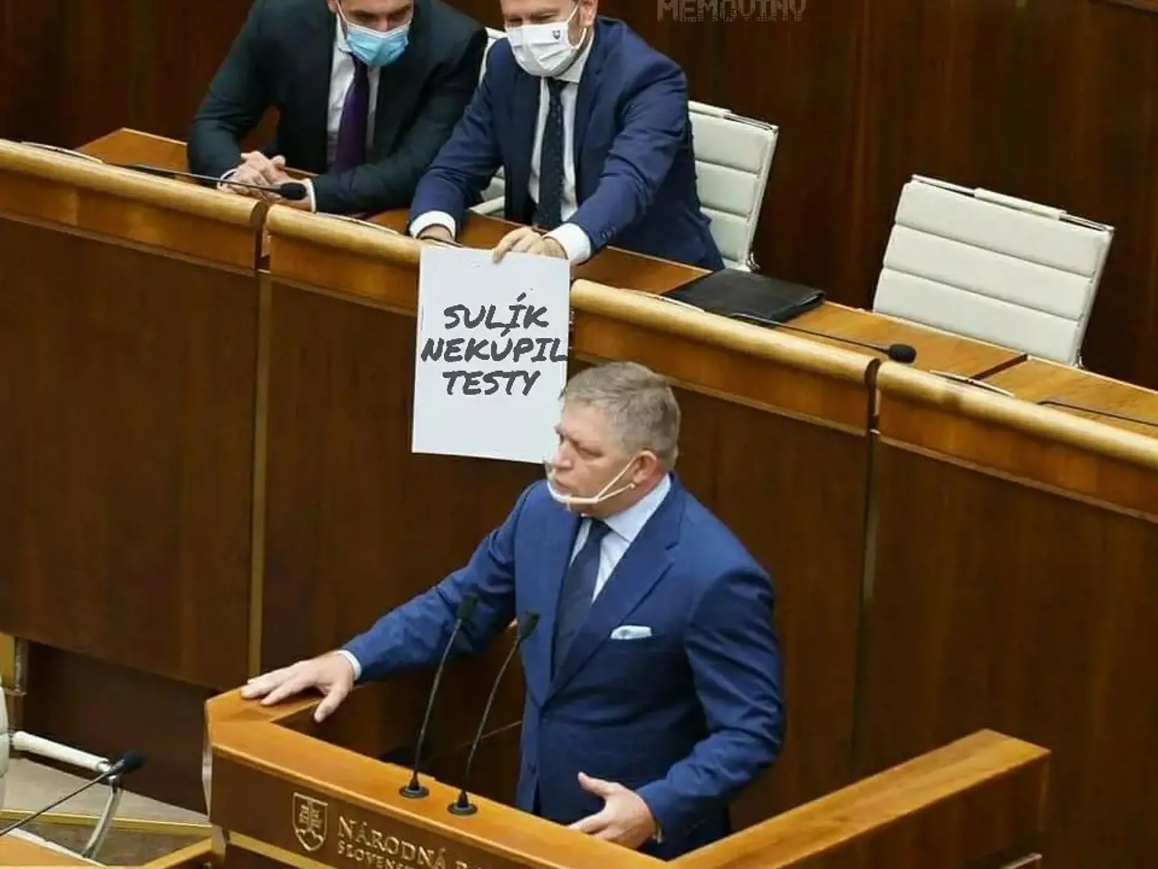 Počas úvodnej reči Roberta Fica k odvolaniu ministra vnútra Romana Mikulca (OľaNO) Igor Matovič ukázal za jeho chrbtom plagát s nápisom: "Vrah na rohu ulice o morálce káže." Téma sa takisto stala námetom pre memečkárov.