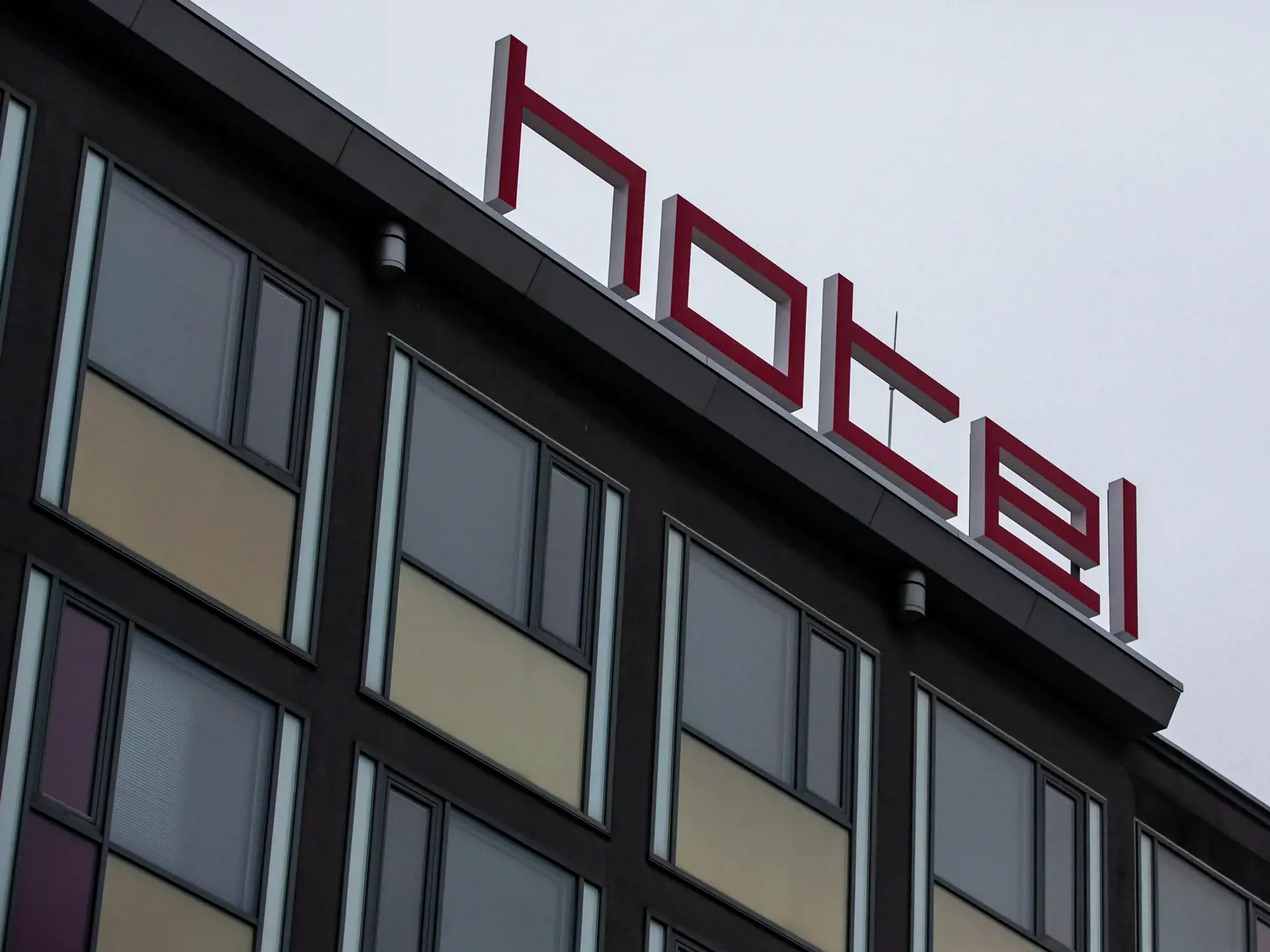 NAKA zasahovala vo firme Taper patriacej exministrovi hospodárstva Petrovi Žigovi. Taper sídli v hoteli Aston.