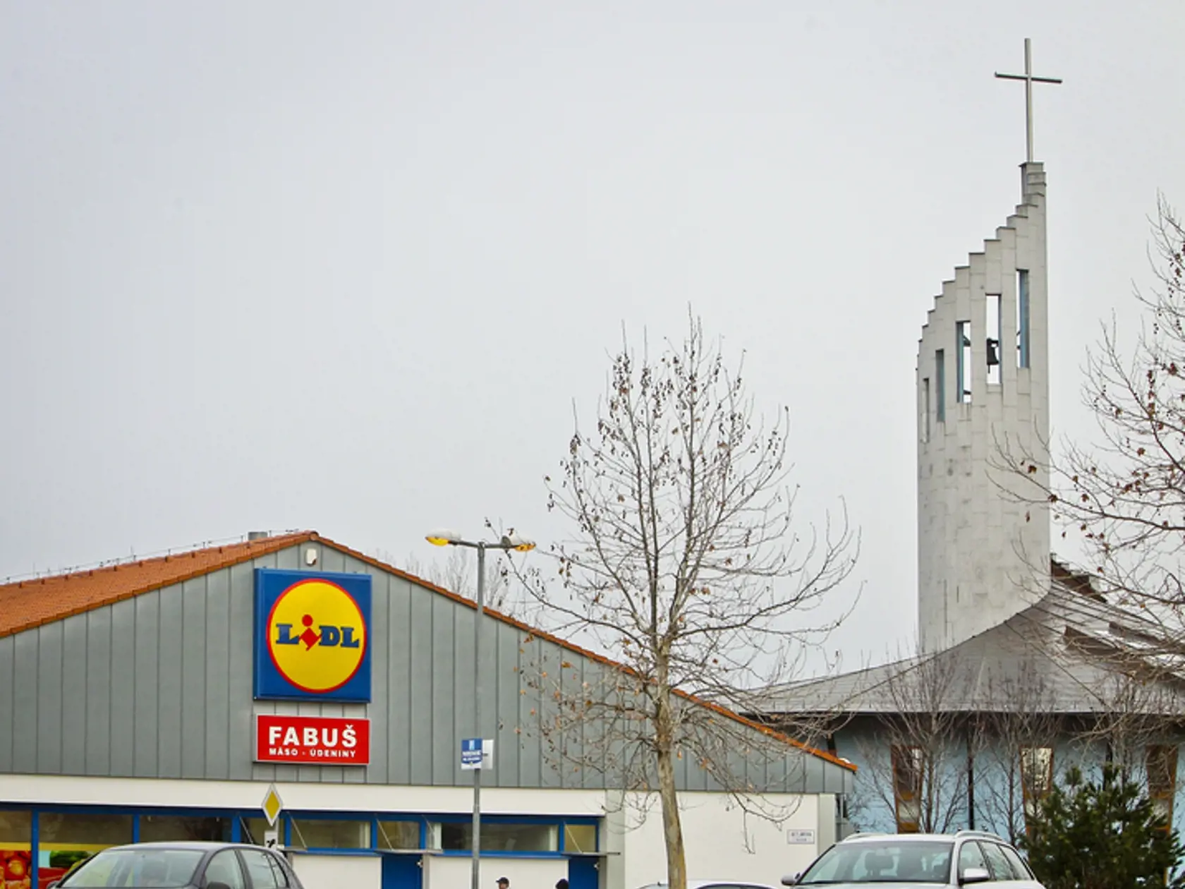 Tesco v Ivanke a Lidl v Petržalke, po zásahu cirkvi tam majú v nedeľu zatvorené.
