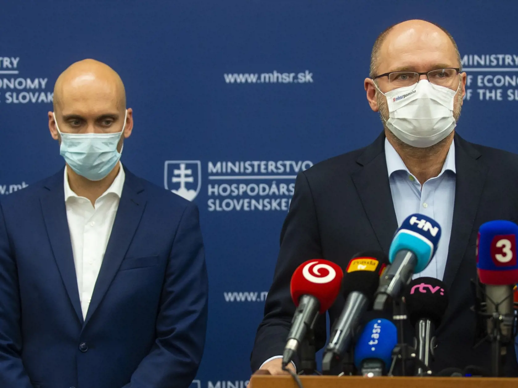 Na snímke zľava štátny tajomník ministerstva hospodárstva SR Karol Galek a minister hospodárstva SR Richard Sulík (obidvaja SaS) počas tlačovej konferencie na tému: Aktuálna situácia v energetike 11. októbra 2021 v Bratislave. FOTO TASR - Jakub Kotian