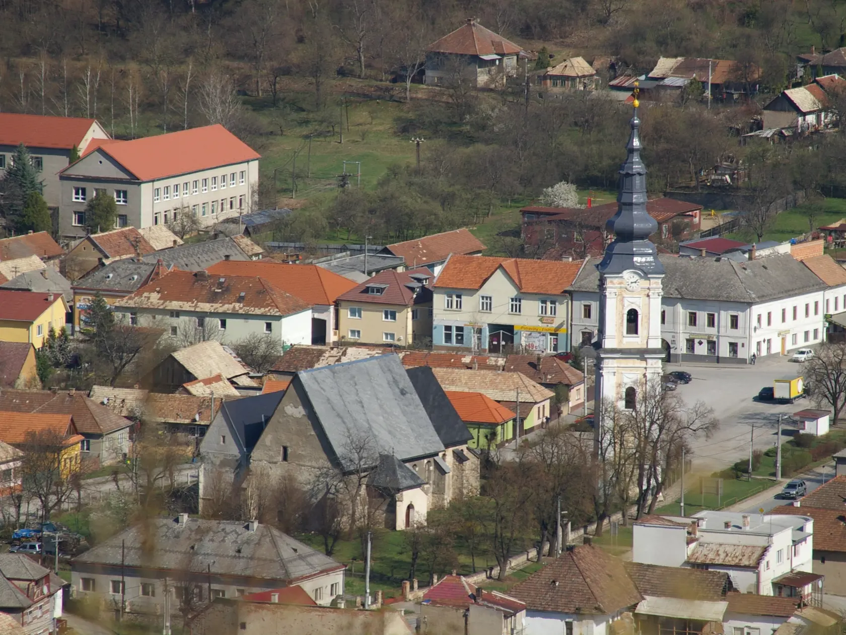Obec: Plešivec okres Rožňava Reči o tom, že miestni chlapi sú plešatí alebo ich vlasy sú veľmi slabé a riedke, sa nezakladajú na pravde. Sú to len plané reči neprajníkov a závistlivcov.