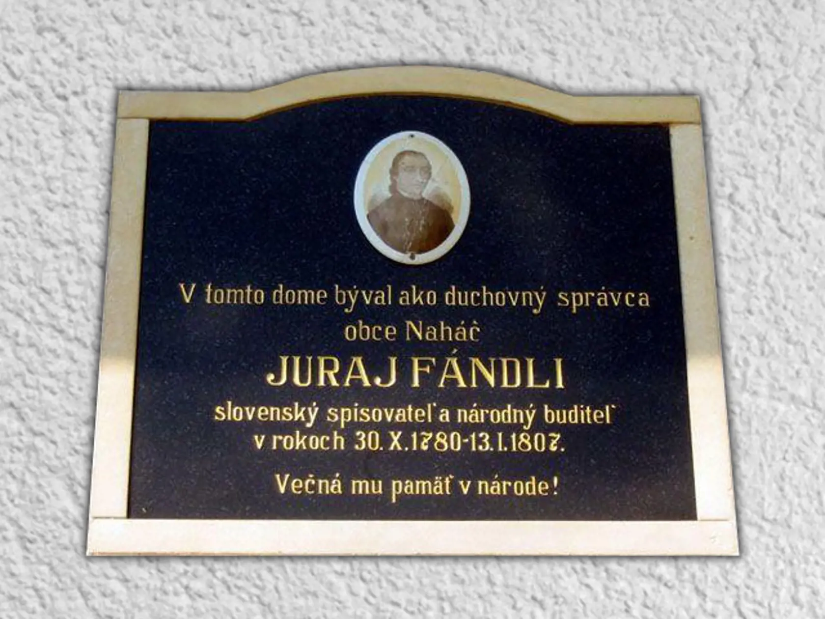 Obec: Naháč okres Trnava Ak má niekto predstavu, že v tejto dedine pobehovali prapredkovia po ulici tak, ako ich Boh stvoril, sekol sa. Názov súvisí s kvietkom jesienka, ktorý tu rastie v hojnom počte a domáci ho volajú naháč.