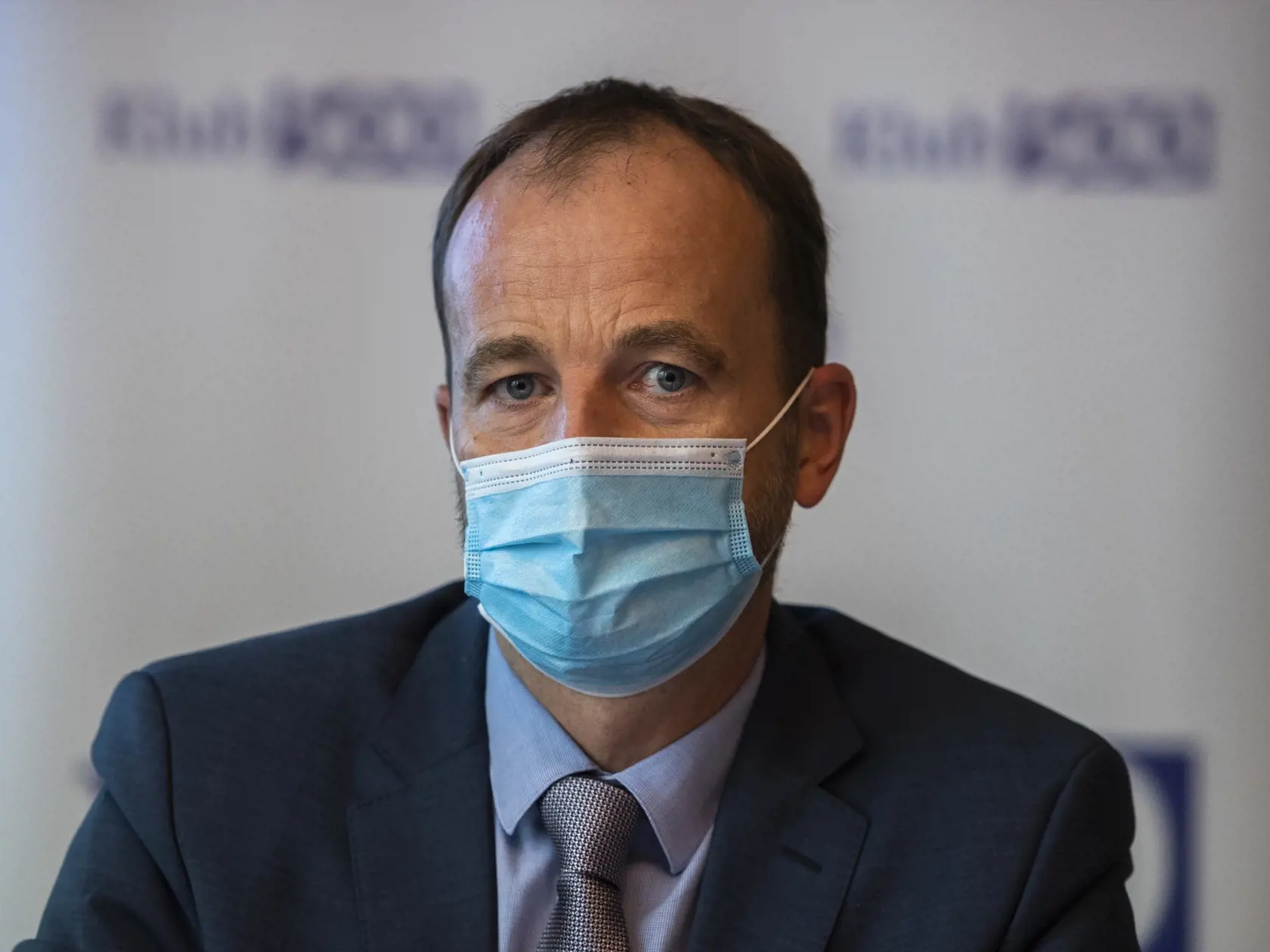 Na snímke výkonný riaditeľ Klubu 500 Tibor Gregor počas spoločnej tlačovej konferencie Klubu 500 a Slovenskej obchodnej a priemyselnej komory (SOPK) k dopadu prudkého zvyšovania cien elektriny a plynu na priemyselné podniky v Bratislave 12. októbra 2021. FOTO TASR - Jaroslav Novák