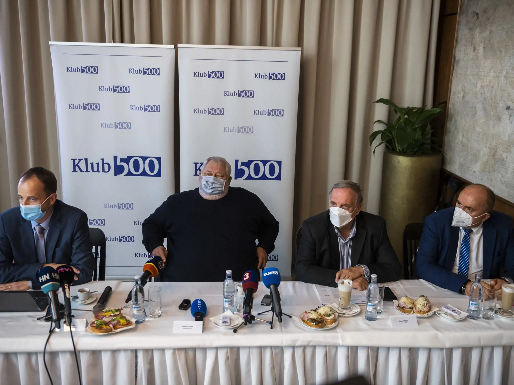 Na snímke zľava výkonný riaditeľ Klubu 500 Tibor Gregor, predseda Klubu 500 Vladimír Soták, predseda Slovenskej obchodnej a priemyselnej komory (SOPK) Peter Mihók a generálny riaditeľ Duslo Šaľa Petr Bláha počas spoločnej tlačovej konferencie Klubu 500 a Slovenskej obchodnej a priemyselnej komory (SOPK) k dopadu prudkého zvyšovania cien elektriny a plynu na priemyselné podniky v Bratislave 12. októbra 2021. FOTO TASR - Jaroslav Novák