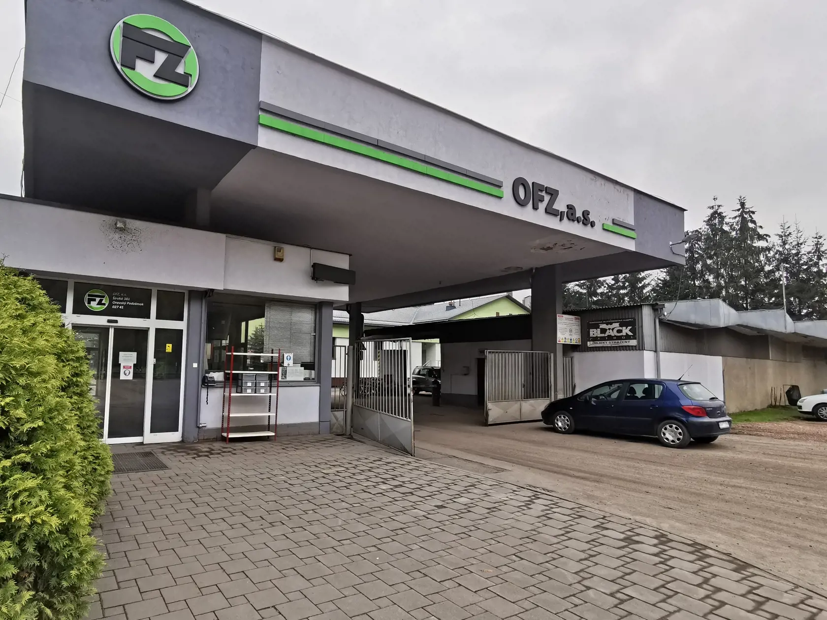 Oravský producent ferozliatin na výrobu ocele, spoločnosť OFZ, má v súvislosti s pilotným testovaním na ochorenie COVID-19 značný výpadok zamestnancov. V noci zo soboty 24. októbra 2020 na nedeľu nenastúpilo do práce 60 percent pracovníkov kritických stredísk. Uviedol to výkonný riaditeľ OFZ Branislav Klocok. Na snímke závod spoločnosti OFZ v Oravskom Podzámku,  okres Dolný Kubín, v nedeľu 25. októbra 2020. FOTO TASR - Erika Ďurčová