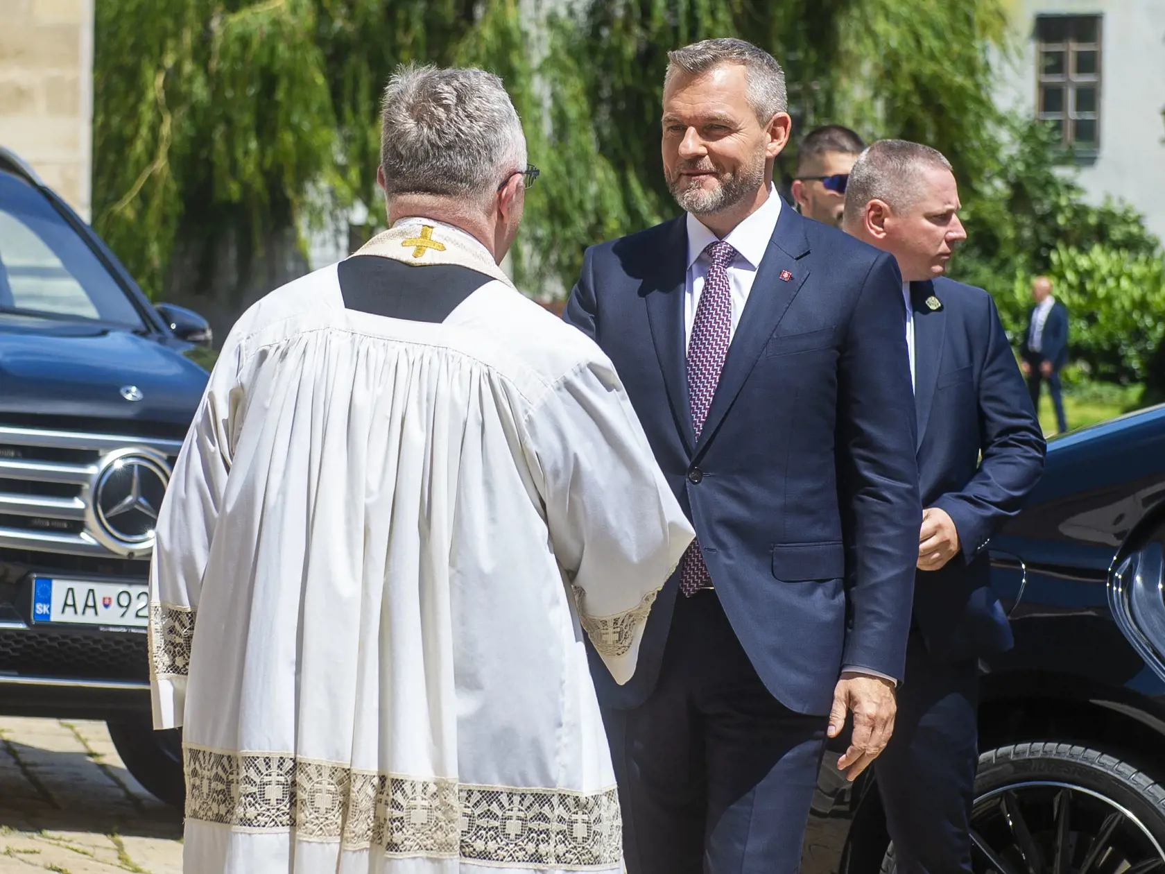 Na snímke vľavo správca Farnosti svätého Martina Peter Slepčan víta prezidenta SR Petra Pellegriniho, ktorý prichádza na slávnostnú sv. omšu Te Deum do Dómu svätého Martina po zložení sľubu prezidenta SR 15. júna 2024 v Bratislave. FOTO TASR - Jakub Kotian