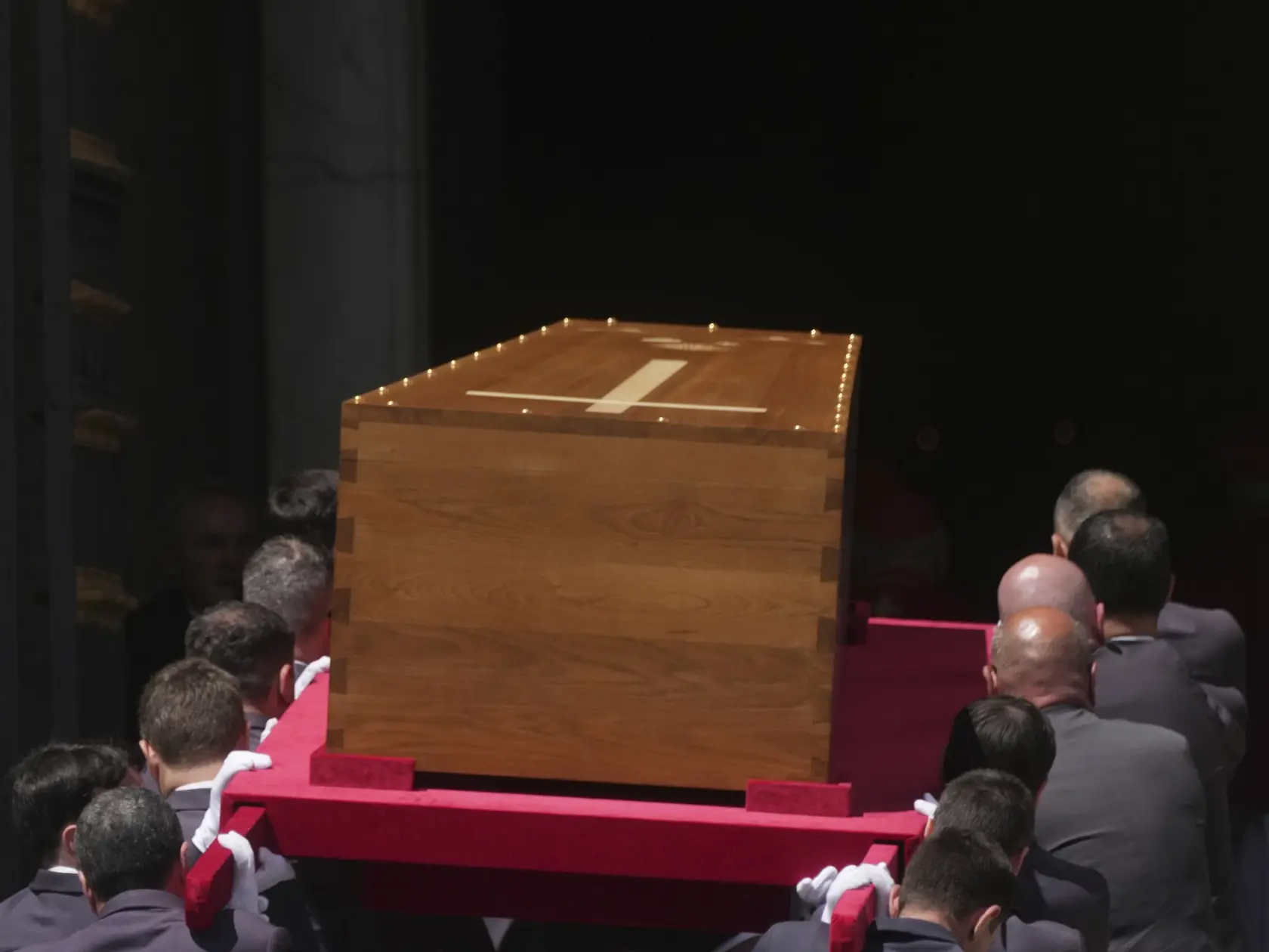 JB 54 Rím - Rakva s telesnými pozostatkami zosnulého pápeža Františka je vynášaná do Baziliky Panny Márie Väčšej (Santa Maria Maggiore) na konci pohrebného sprievodu, kde pápeža pochovajú. Rakvu s telom zosnulého pápeža Františka v neverejnom obrade uložili v jeho obľúbenej Bazilike Panny Márie Väčšej. Najväčšia rímska mariánska bazilika je od Vatikánu vzdialená asi šesť kilometrov. Rakvu preto do chrámu dopravili papamobilom, informuje TASR. Cestu, cez ktorú prechádzal pohrebný sprievod, lemovali davy veriacich, niektorí skandovali pápežovo meno. Pápež František zomrel na Veľkonočný pondelok vo veku 88 rokov. FOTO TASR/AP 


The coffin of Pope Francis arrives at St. Mary Major Basilica in Rome Saturday, April 26, 2025. (AP Photo/Francisco Seco)