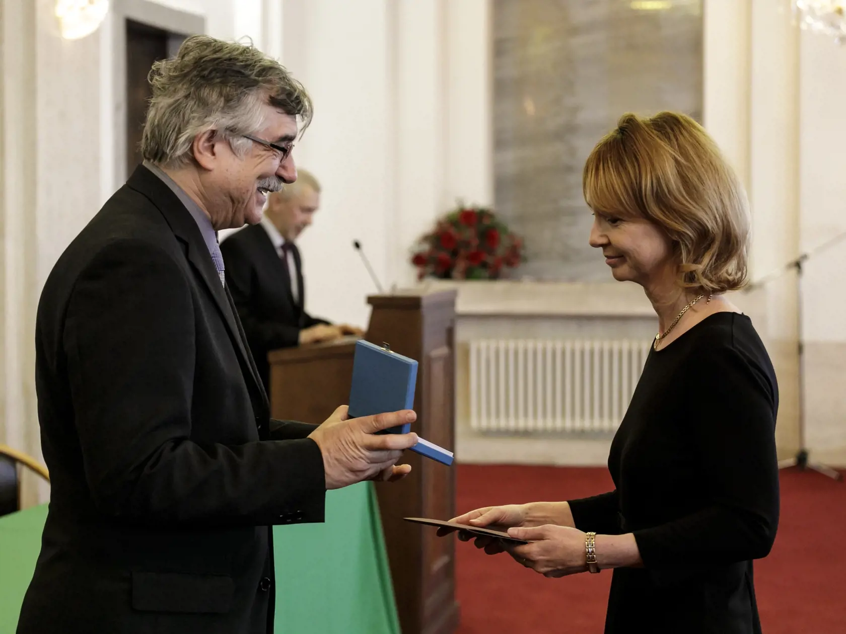 Katarína Mikušová ako vedúca tímu Bioinformatiky a funkčnej analýzy bilogických systémov prijíma striebornú medailu Univerzity Komenského.