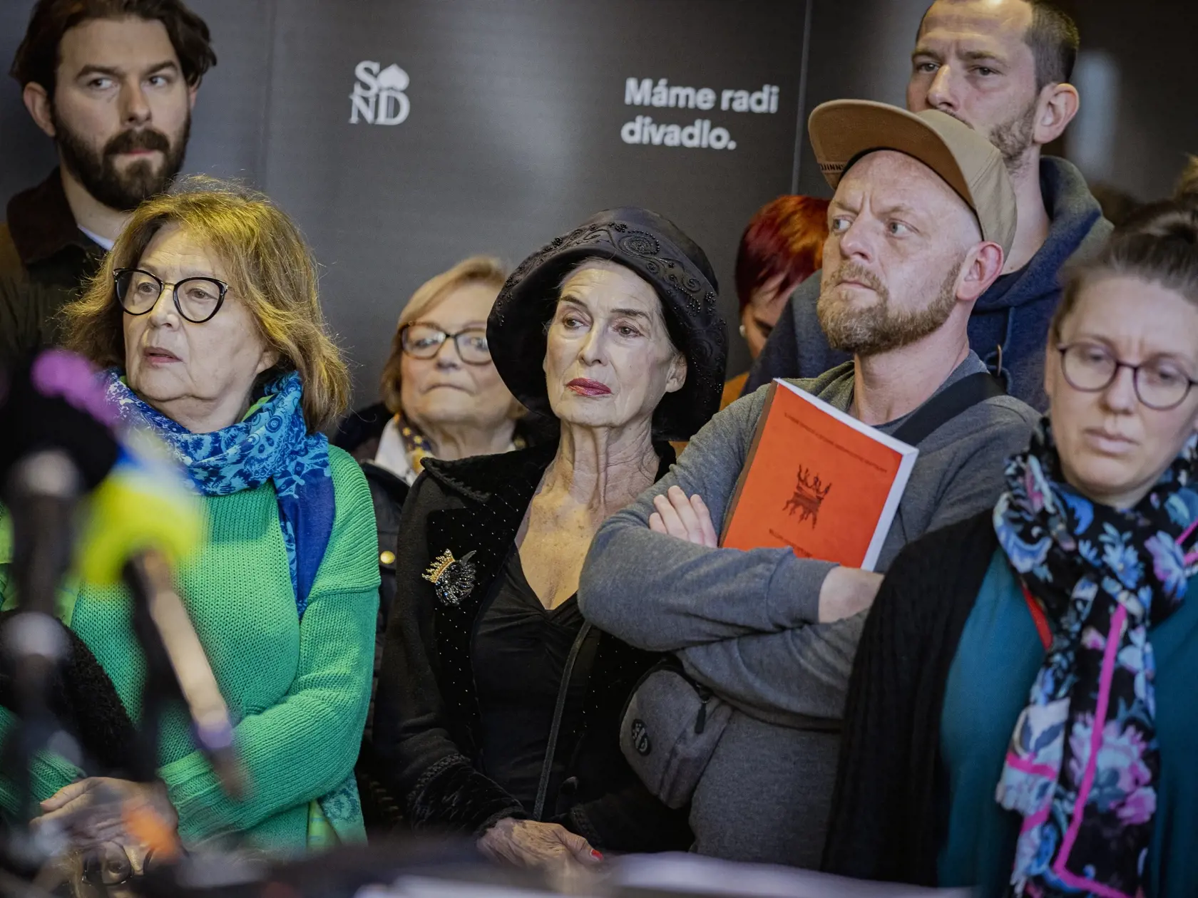 Na snímke Emília Vášáryová, Zuzana Kocúriková a Luboš Kostelný na zhromaždení v SND