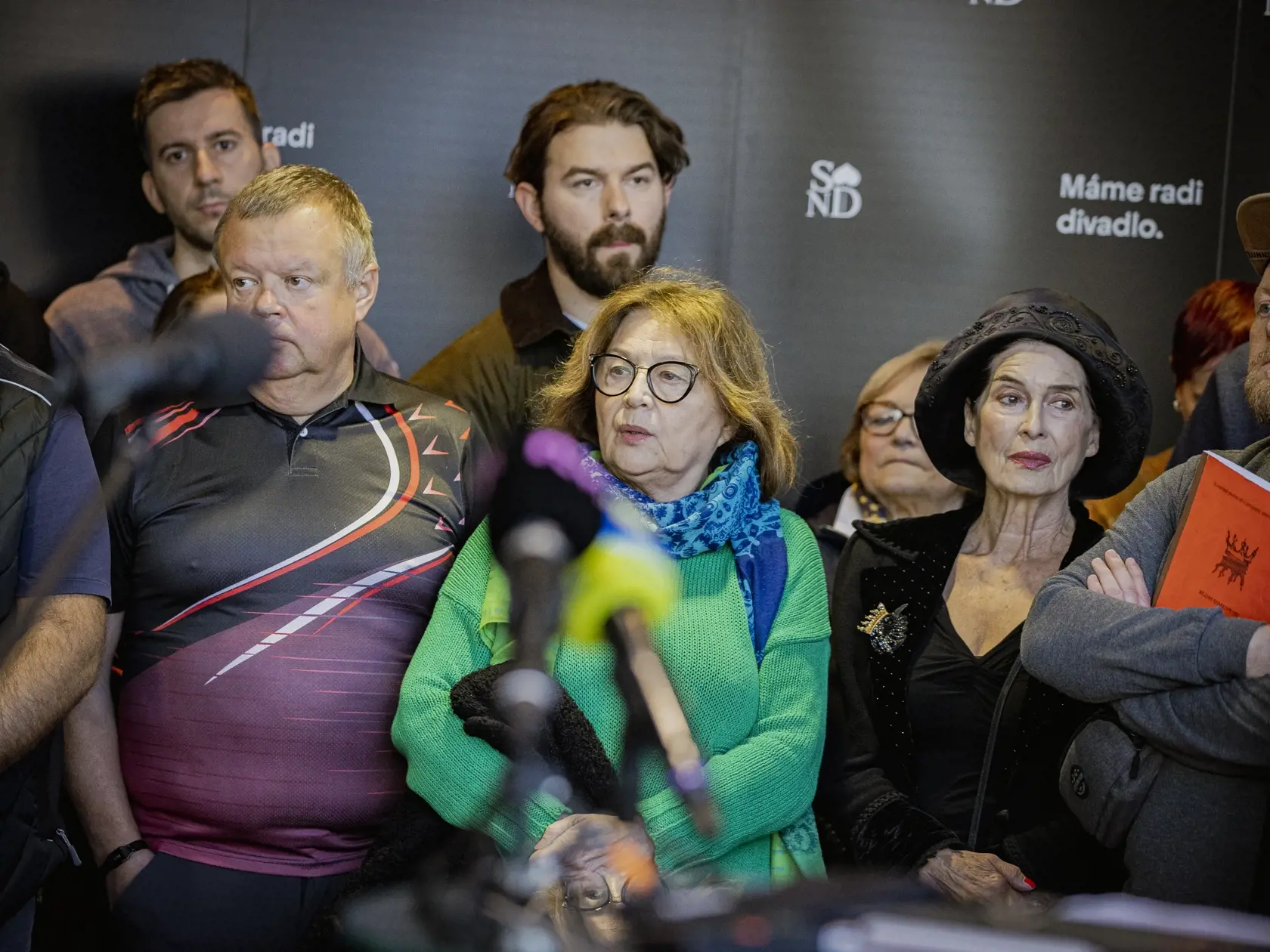 Na snímke Emília Vášáryová, Zuzana Kocúriková a Ľuboš Kostelný na zhromaždení v SND