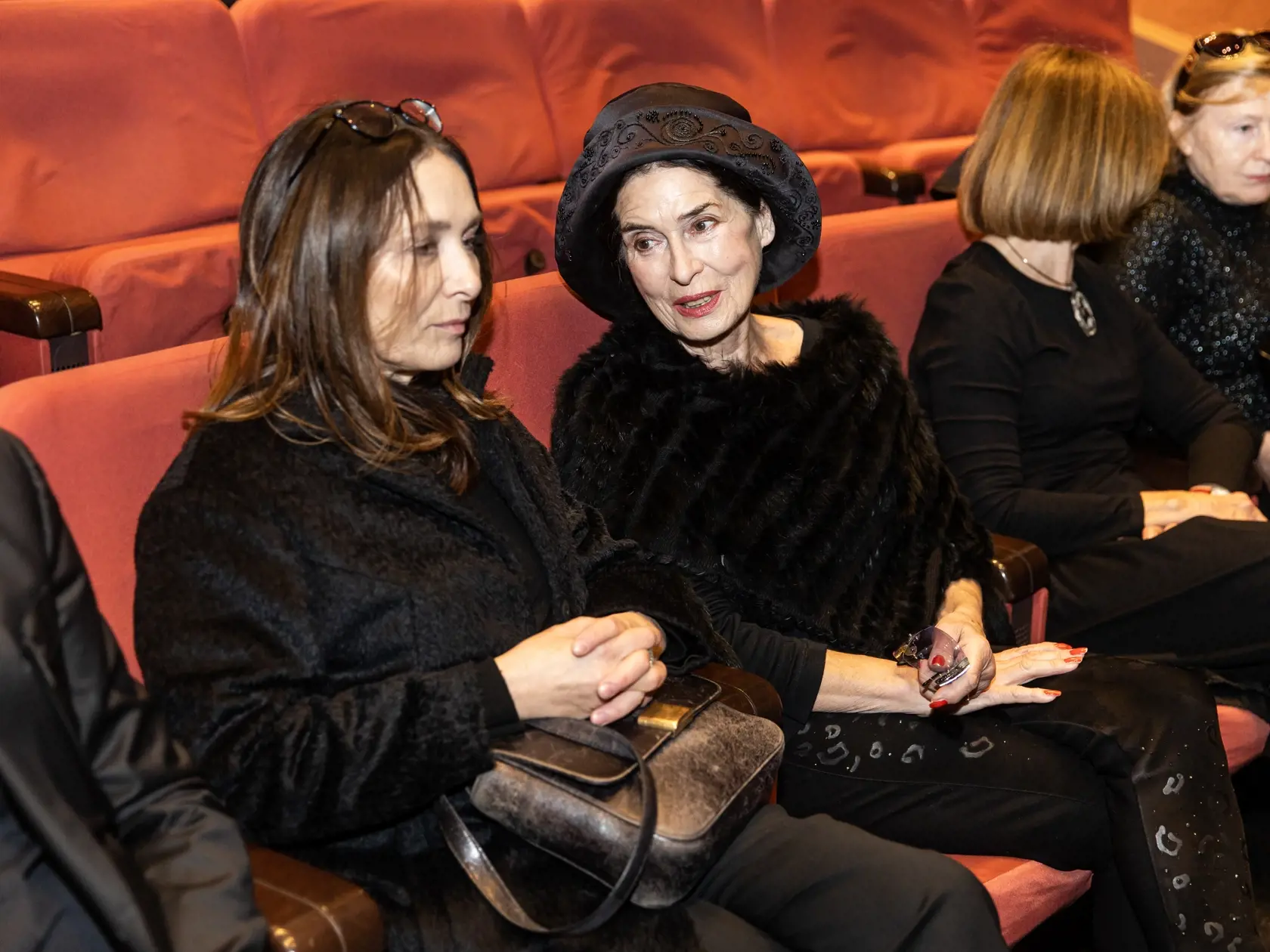 Posledná rozlúčka s hercom Vladmírom Obšilom na pôde novej budovy SND v Bratislave. Na snímke Zuzana Kocúriková a Henrieta Mičkovicová.