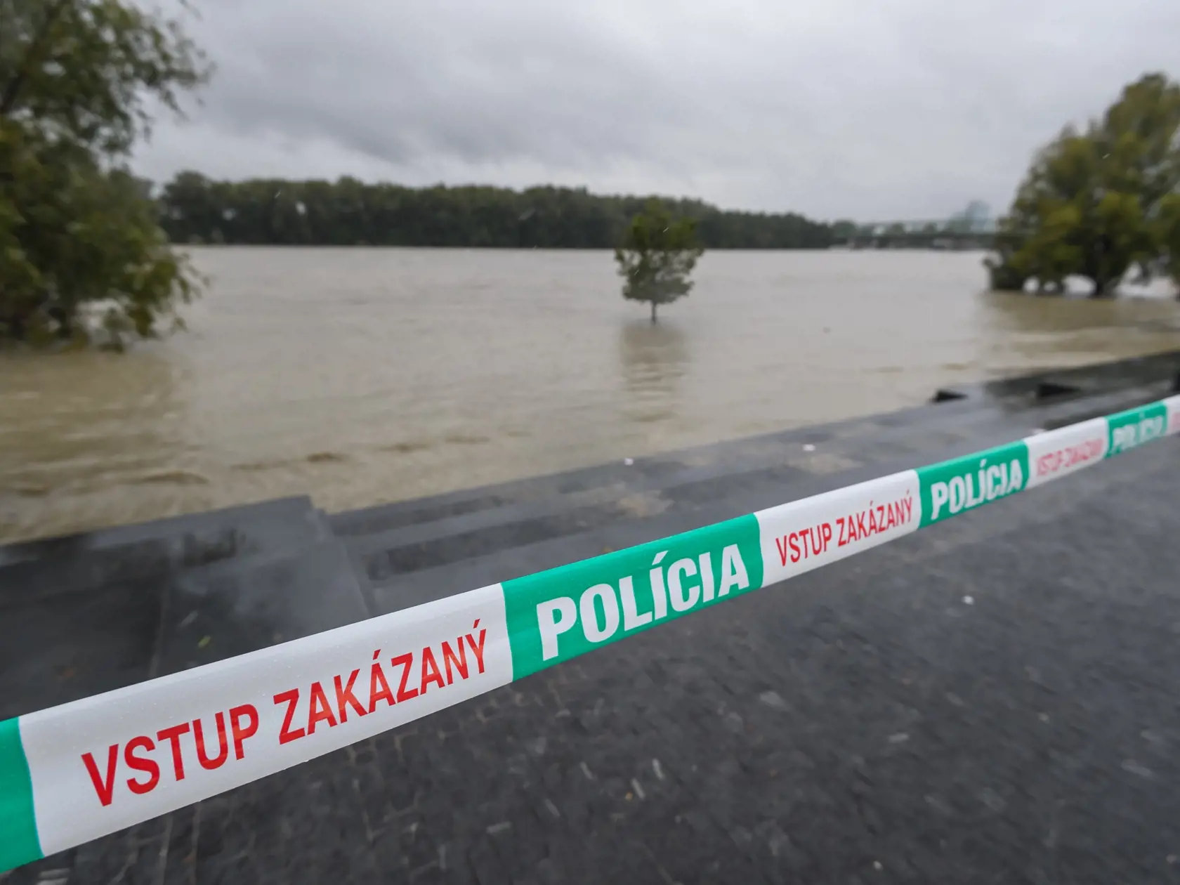 Na snímke zvýšená hladina Dunaja a policajná páska pri nákupnom centre Eurovea v pondelok 16. septembra 2024 v Bratislave.