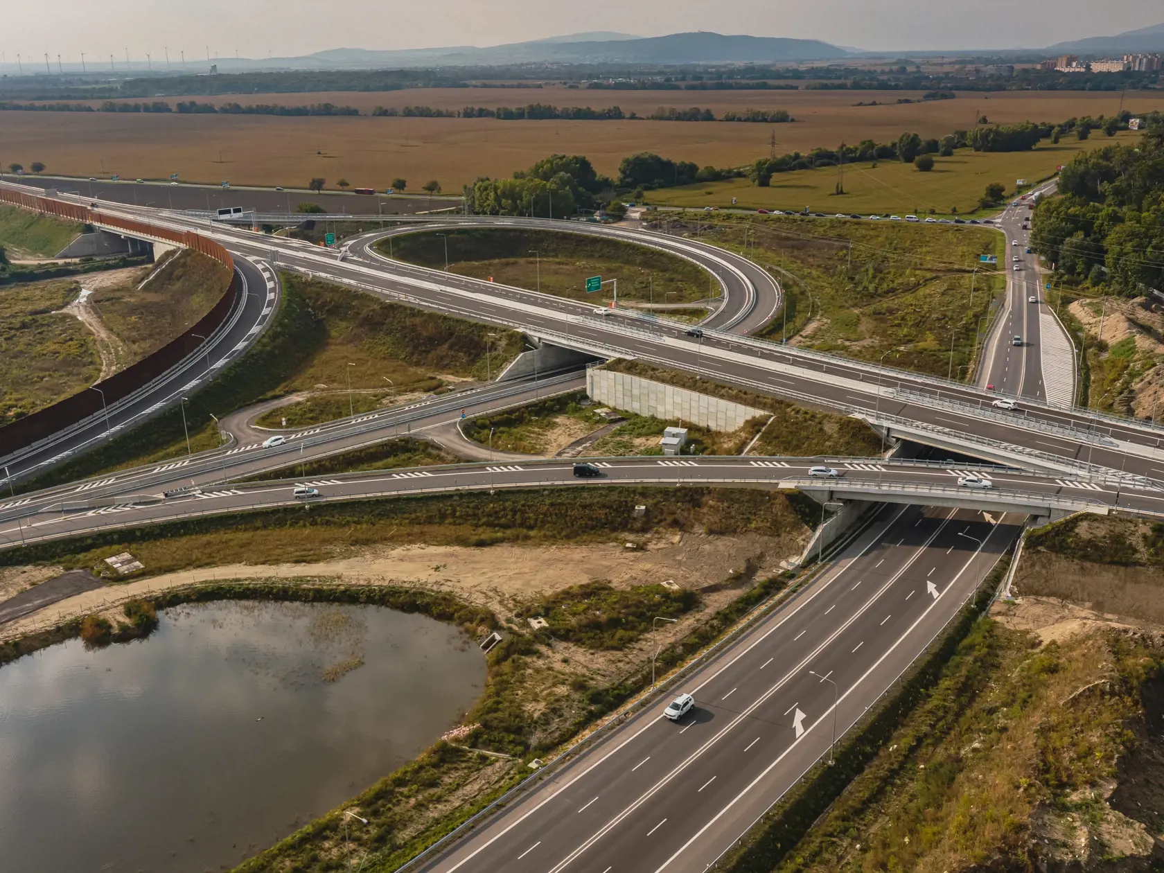 Na snímke križovatka Bratislava Petržlka, do ktorej ústi šiesty bratislavský most ponad rieku Dunaj, ktorý je súčaťou diaľnice D4.