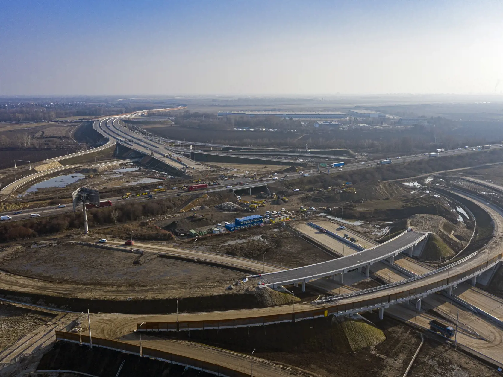 Na zábere z dronu výstavba križovatky Ivanka - Sever, kde sa križuje existujúca diaľnica D1 s novovybudovanou diaĺnicou D4, v Bratislave 23. februára 2021.
