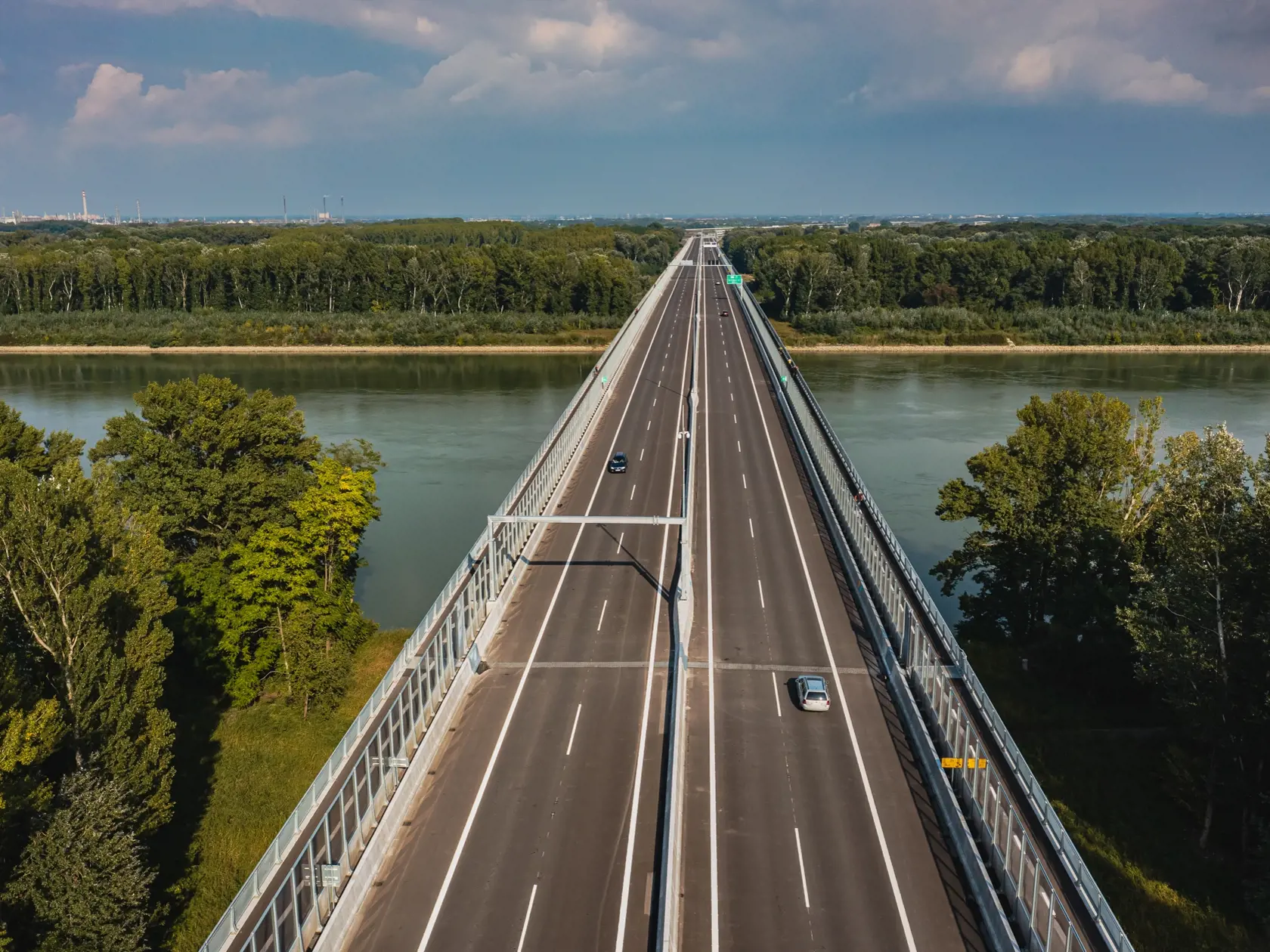 Na snímke Lužný most, šiesty bratislavský most ponad rieku Dunaj, ktorý je súčaťou diaľnice D4.