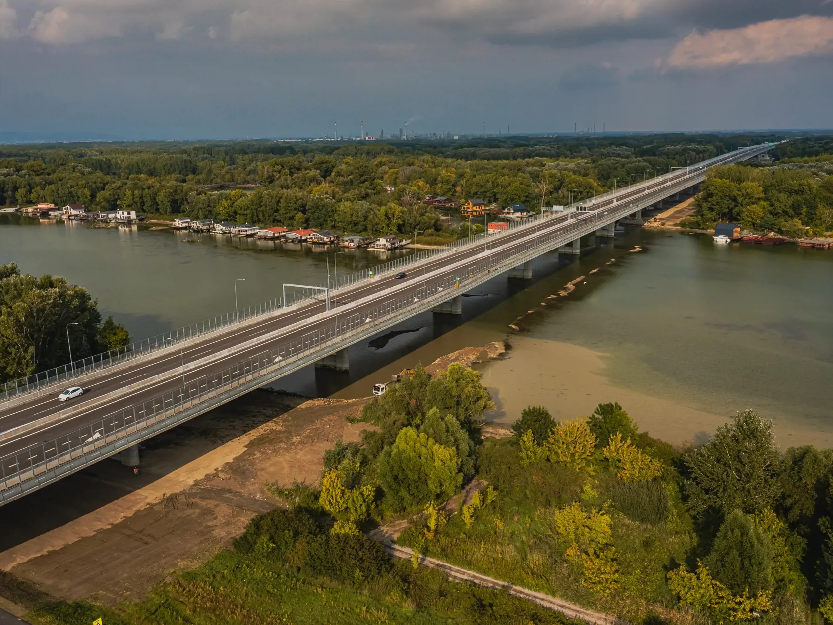 Na snímke Lužný most, šiesty bratislavský most ponad rieku Dunaj, ktorý je súčaťou diaľnice D4.