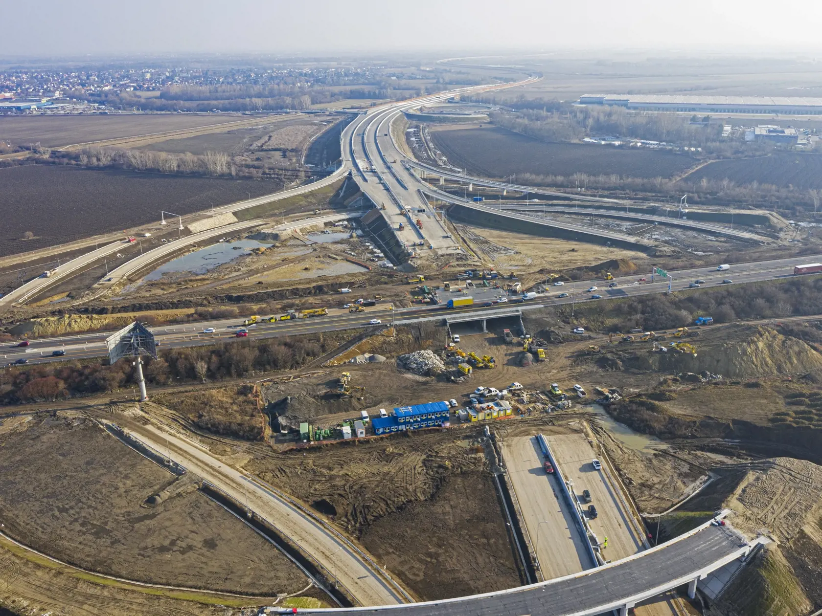Na zábere z dronu výstavba križovatky Ivanka - Sever, kde sa križuje existujúca diaľnica D1 s novovybudovanou diaĺnicou D4, v Bratislave 23. februára 2021.