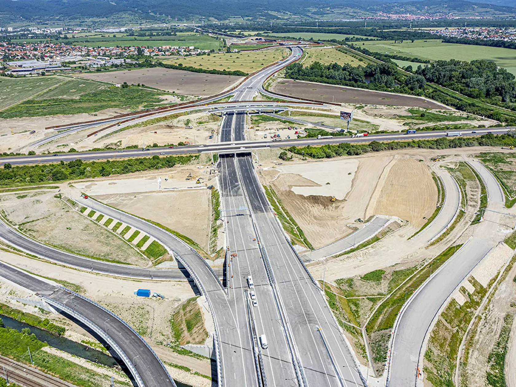 Diaľnica R4 a rýchlostná cesta D7 sú pred dokončením. Nultý obchvat Bratislavy má odľahčiť a zjednodušiť dopravu.