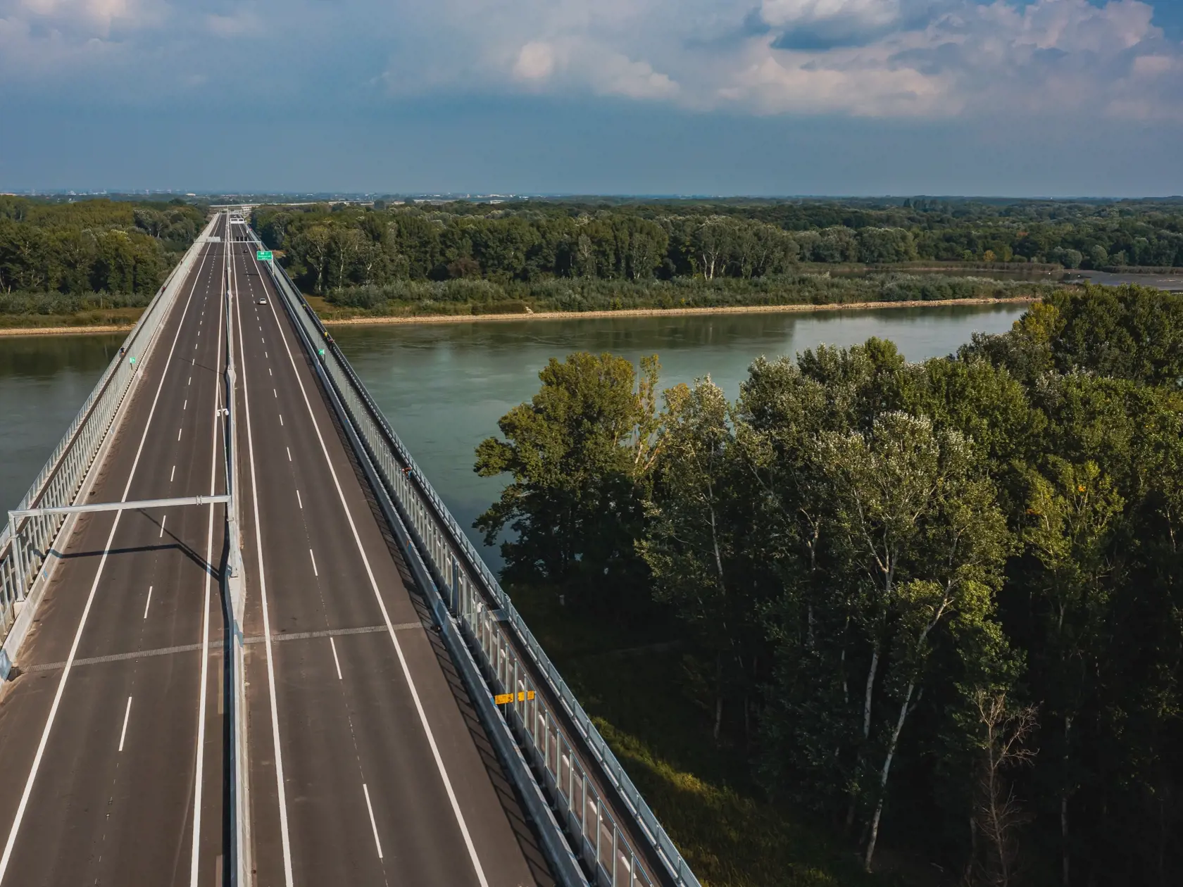 Na snímke Lužný most, šiesty bratislavský most ponad rieku Dunaj, ktorý je súčaťou diaľnice D4.