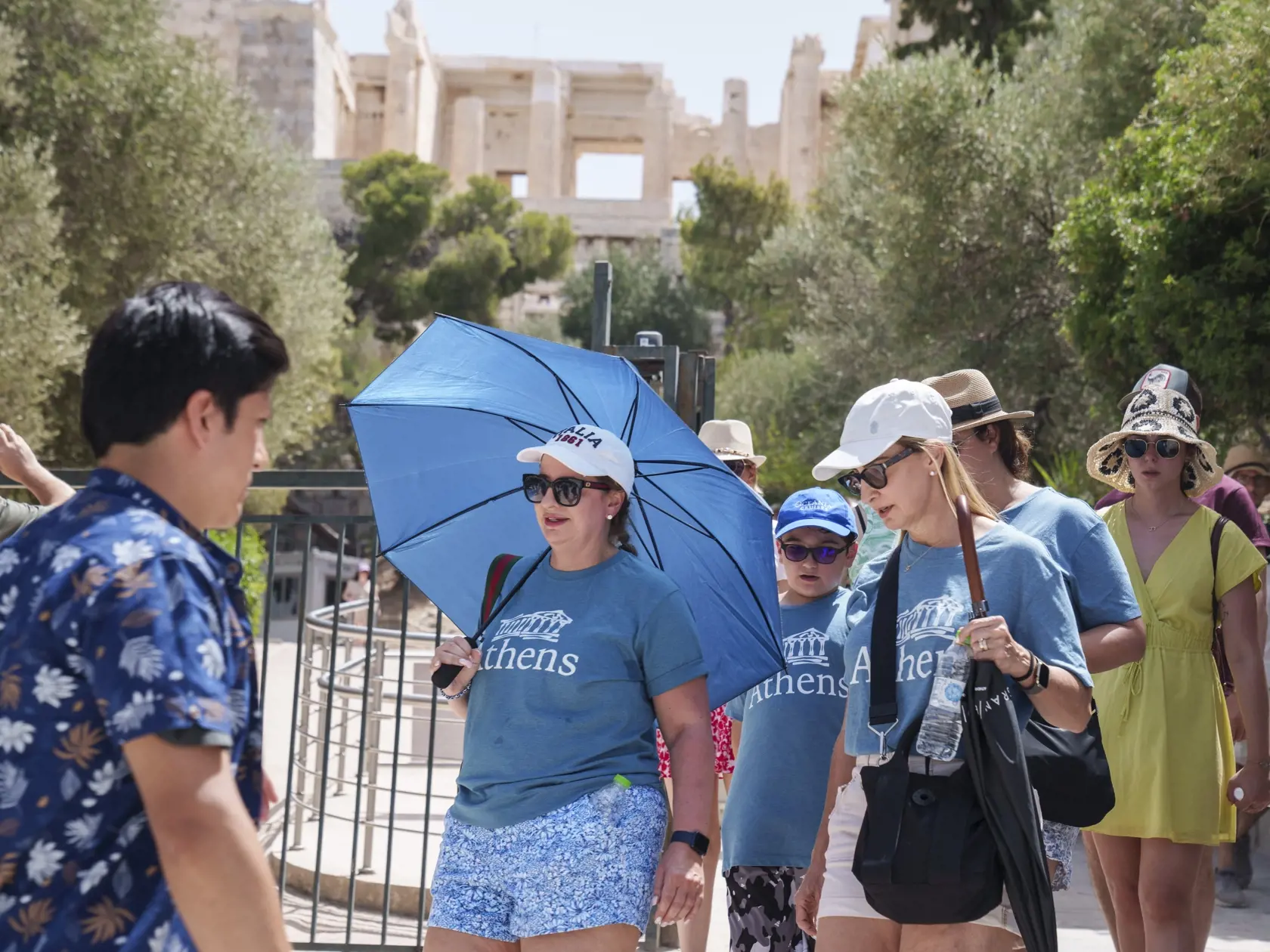 JB 26 Atémy - Turisti vychádzajú zo starobylej Akropoly v centrálnych Aténach 12. júna 2024. Aténska Akropola, najnavštevovanejšie turistické miesto v Grécku, bude v stredu počas najväčších horúčav pre verejnosť zatvorená, oznámilo tamojšie ministerstvo kultúry. TASR o tom informuje podľa agentúry AFP. Akropola bude uzavretá od 12.00 do 17.00 h miestneho času. V stredu a vo štvrtok počas prvej tohtoročnej vlny horúčav očakávajú v Aténach teplotu až 43 stupňov Celzia, spresnilo ministerstvo. Horú