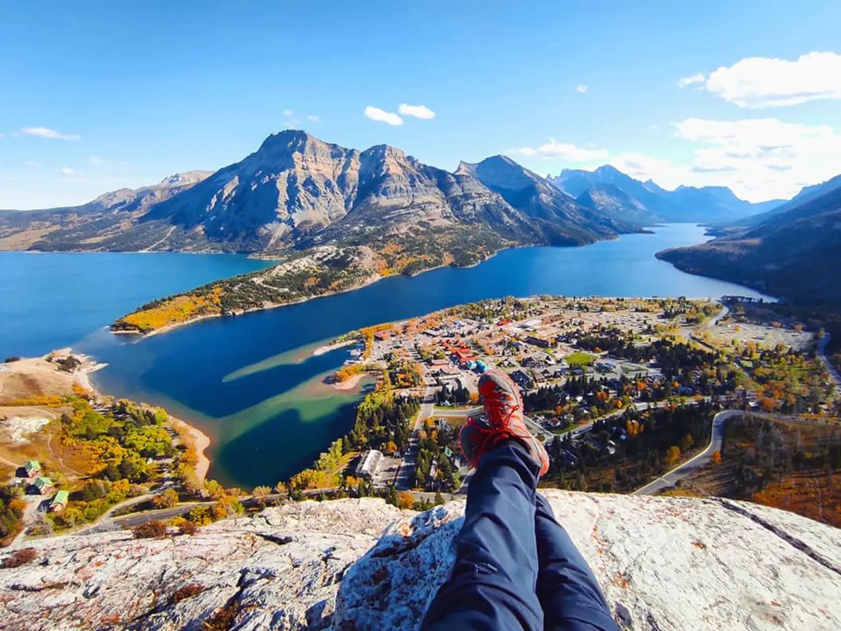 Pohoda s vyloženými nohami: Waterton lakes park na hraniciach Kanady a USA.