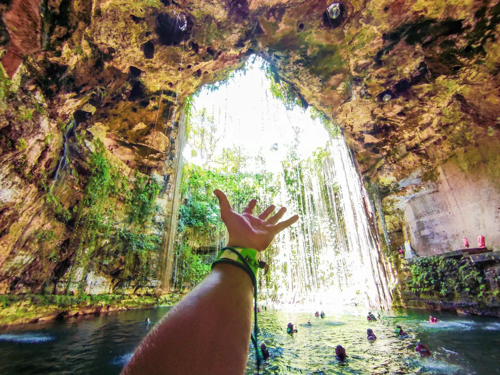 Mexické cenote: Sú to ojedinelé vápencové jaskyne z ktorých zo záchytu steká voda a vytvára prírodné bazény, ktoré vyhľadávajú miestni i turisti na príjemné kúpanie v čistej, sladkej a chladnej vode.