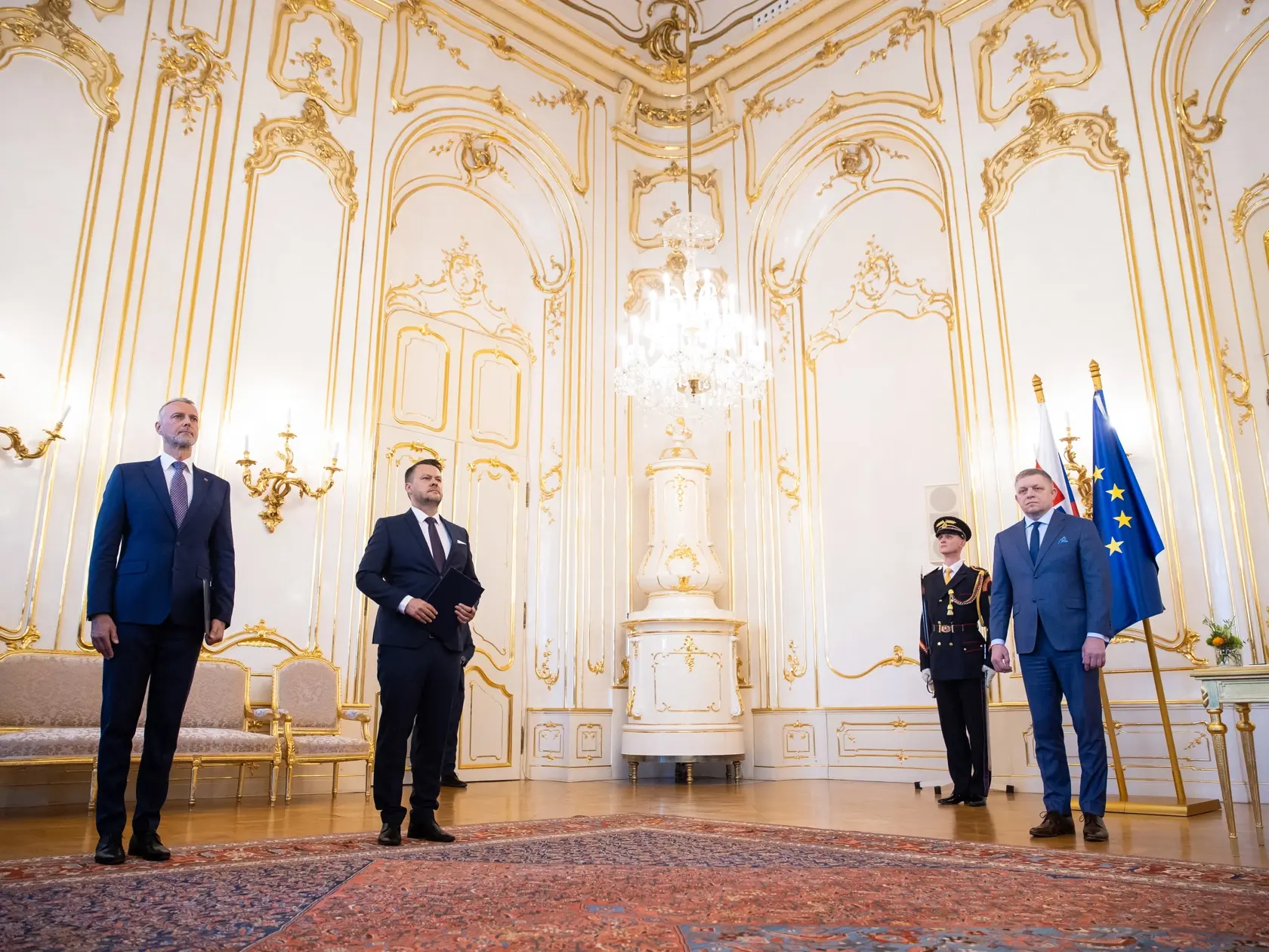Na snímke zľava Richard Raši, ktorý podal demisiu, Samuel Migaľ, ktorého prezident Slovenskej republiky Peter Pellegrini vymenoval za ministra investícií, regionálneho rozvoja a informatizácie SR a Robert Fico.