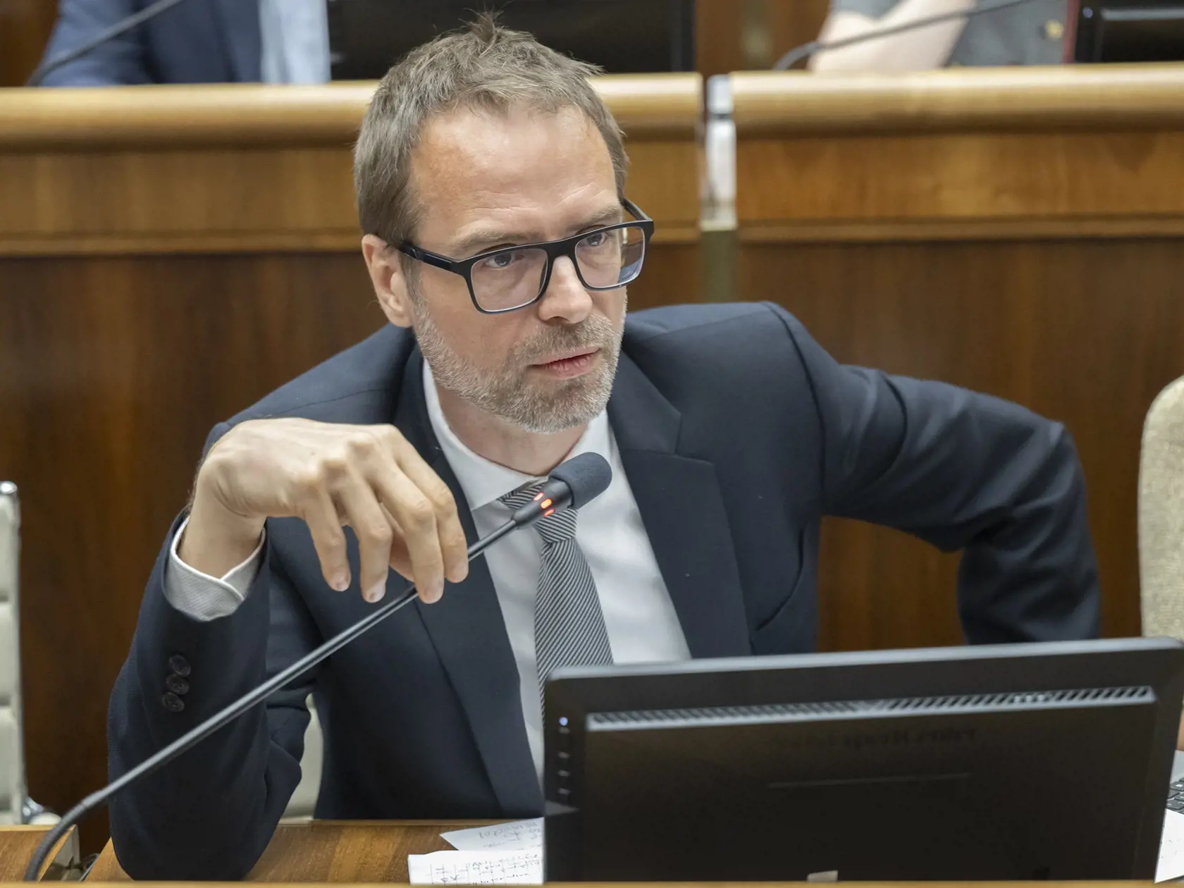 Na snímke Tomáš Szalay (SaS) počas rokovania 12. a 13. schôdze paramentu SR. Poslanci Národnej rady (NR) SR neodvolali Zuzanu Dolinkovú (Hlas-SD) z postu ministerky zdravotníctva SR ani ministerku kultúry SR Martinu Šimkovičovú (nominantka SNS). Rozhodli o tom v utorkovom hlasovaní. Za opozičný návrh na jej odvolanie hlasovalo 64 poslancov zo 142 prítomných, proti bolo 78. V Bratislave 14. mája 2024. FOTO TASR - Martin Baumann