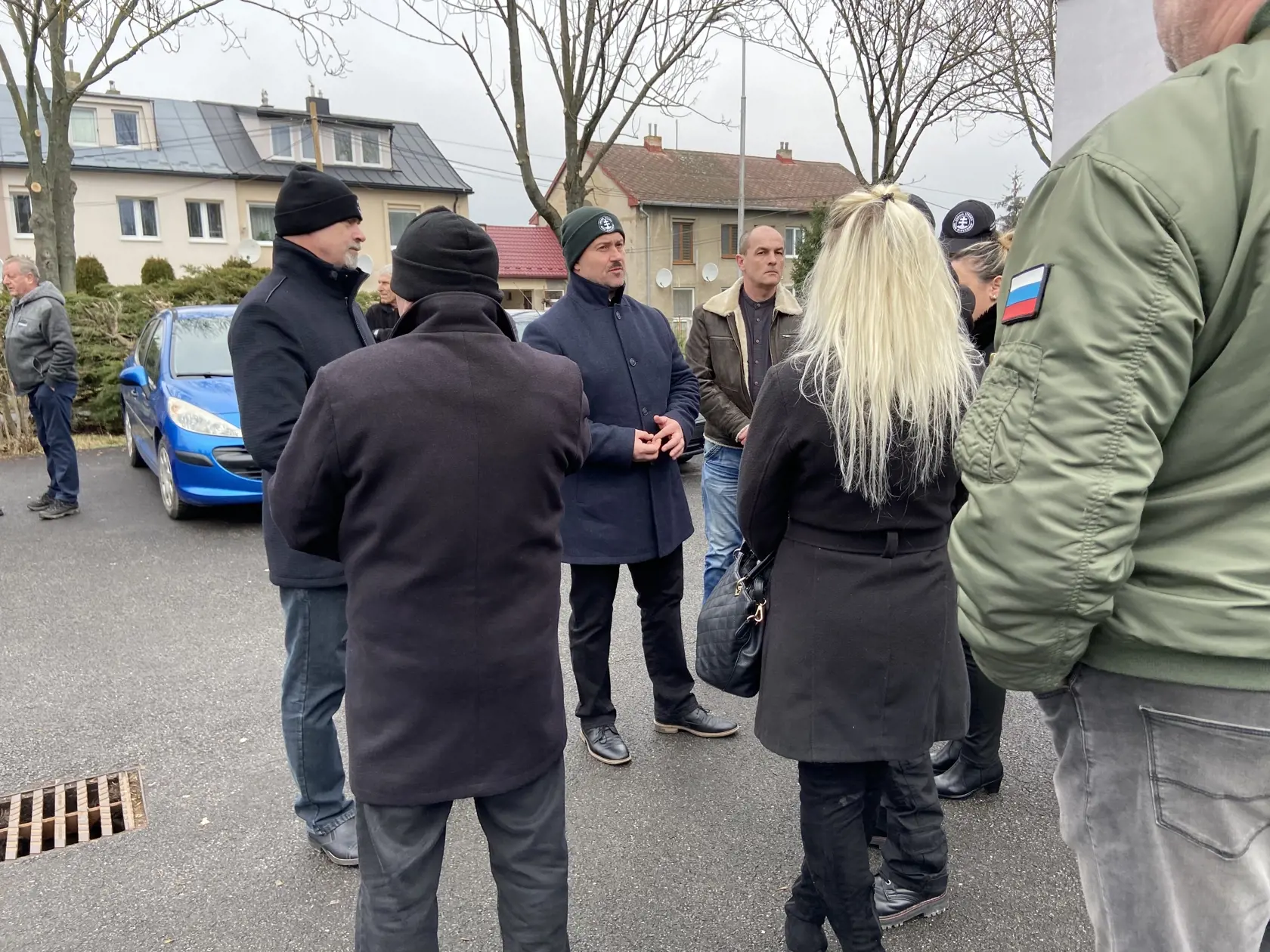 Kotleba s priaznivcami pred domom smútku.