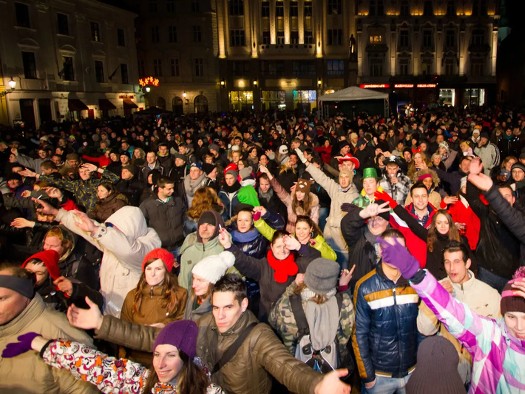 Návštevníci osláv Silvestra 2012 a hudobníci počas vítania nového roku v centre Bratislavy.