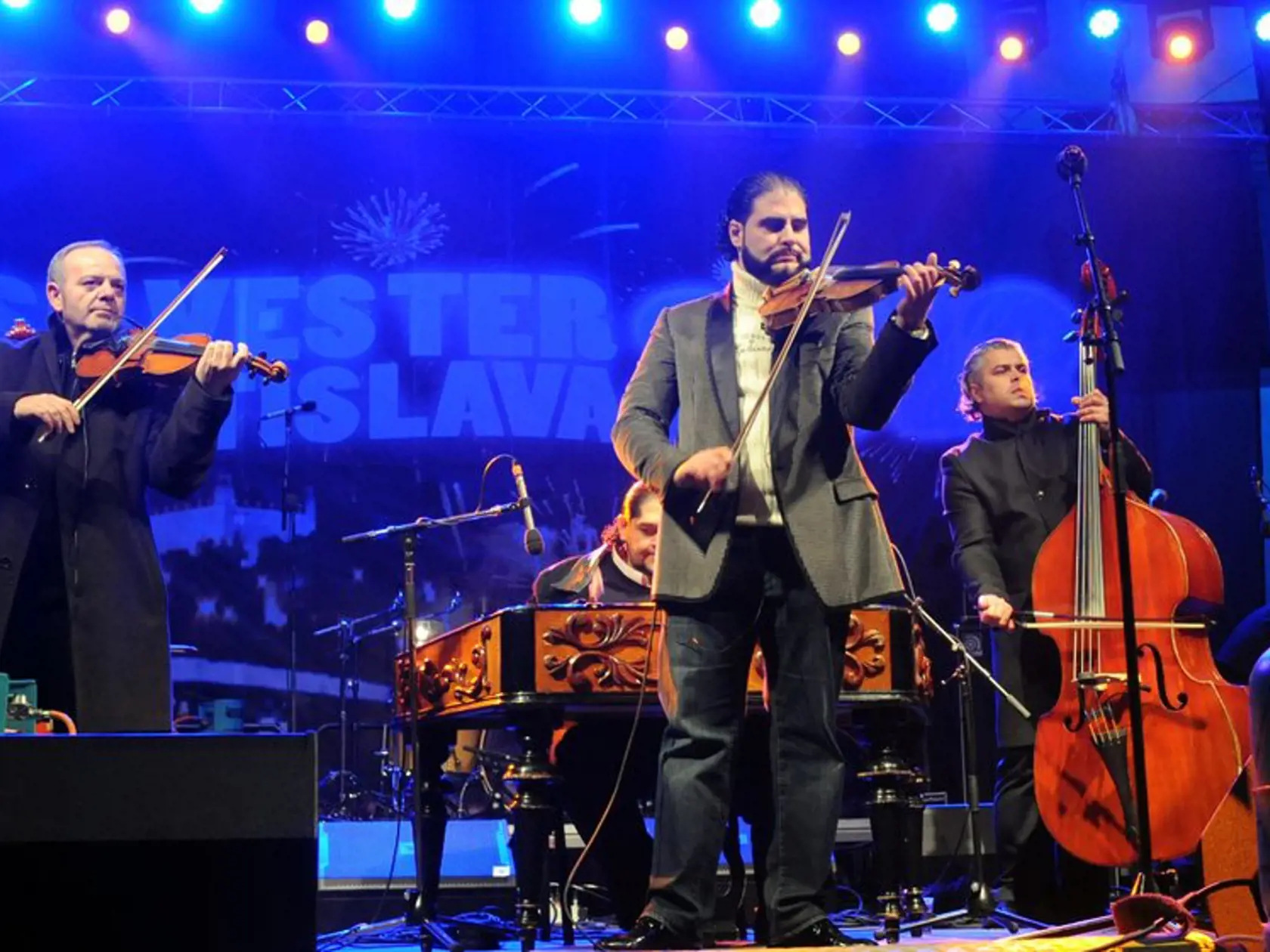 Návštevníci osláv Silvestra 2012 a hudobníci počas vítania nového roku v centre Bratislavy.