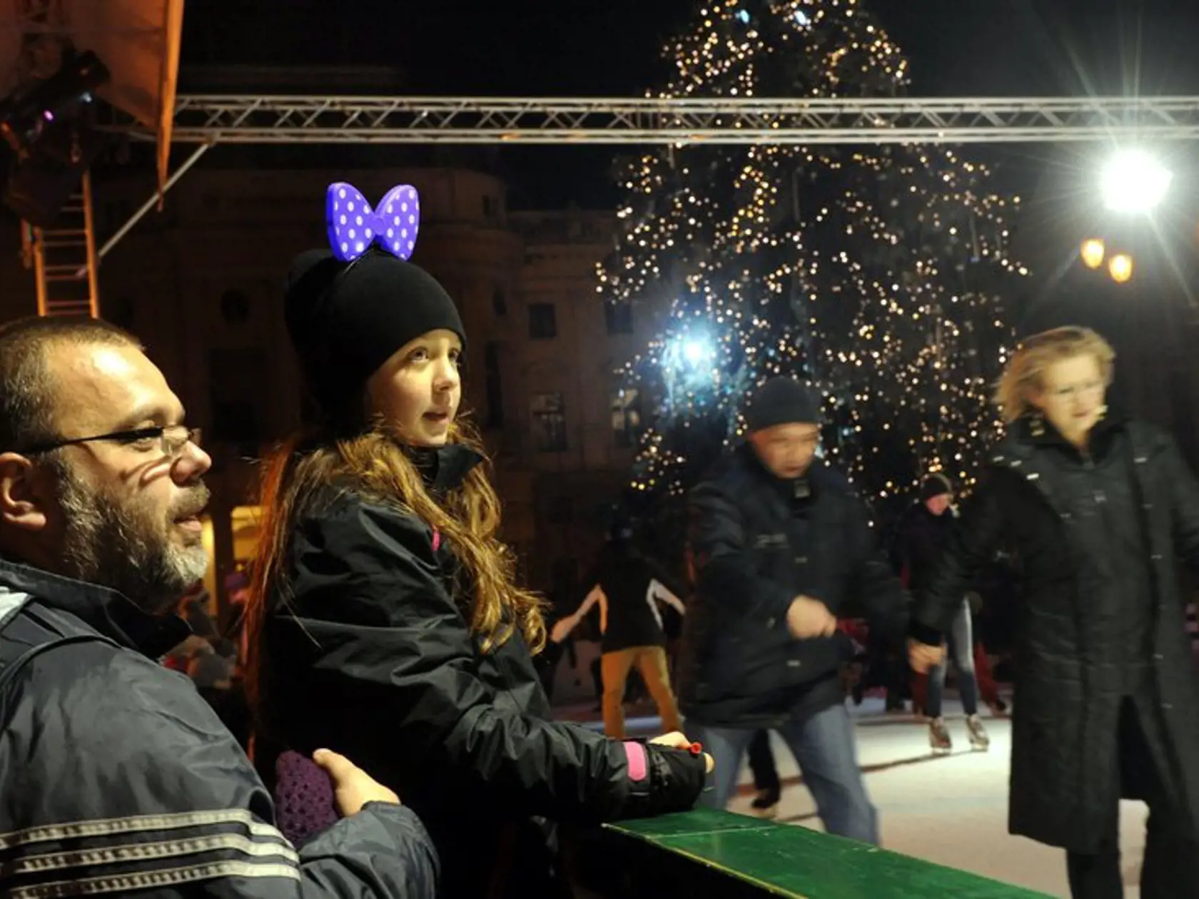 Návštevníci osláv Silvestra 2012 a hudobníci počas vítania nového roku v centre Bratislavy.