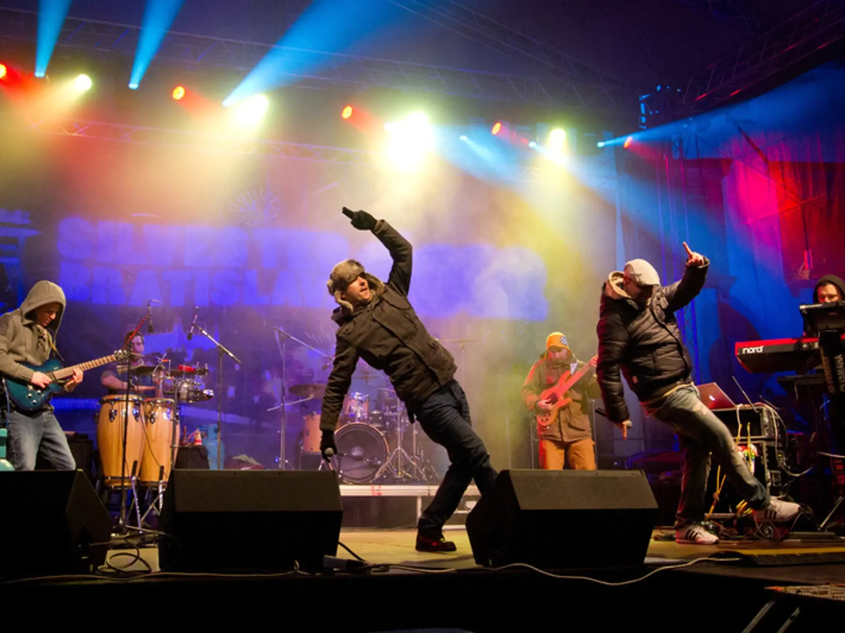 Návštevníci osláv Silvestra 2012 a hudobníci počas vítania nového roku v centre Bratislavy.