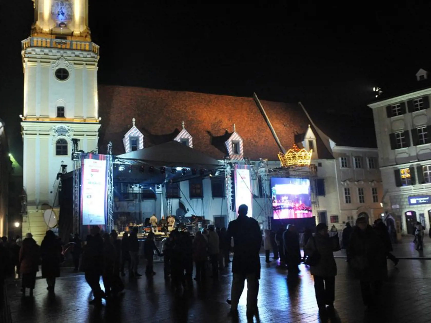 Návštevníci osláv Silvestra 2012 a hudobníci počas vítania nového roku v centre Bratislavy.