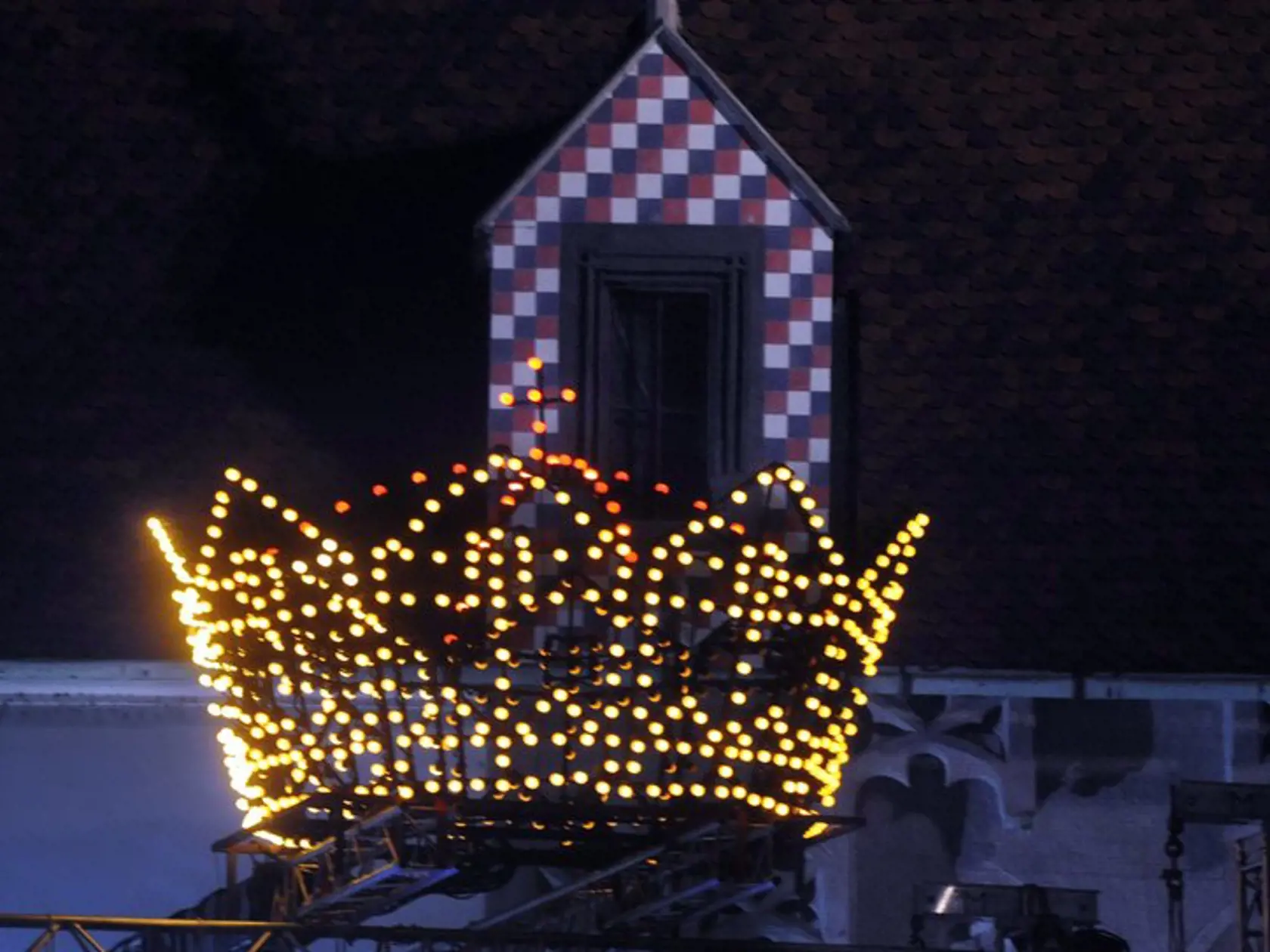 Návštevníci osláv Silvestra 2012 a hudobníci počas vítania nového roku v centre Bratislavy.