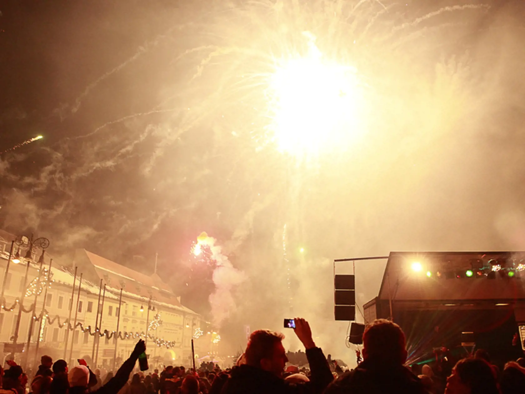 Návštevníci osláv Silvestra 2012 a hudobníci počas vítania nového roku v Banskej Bystrici.