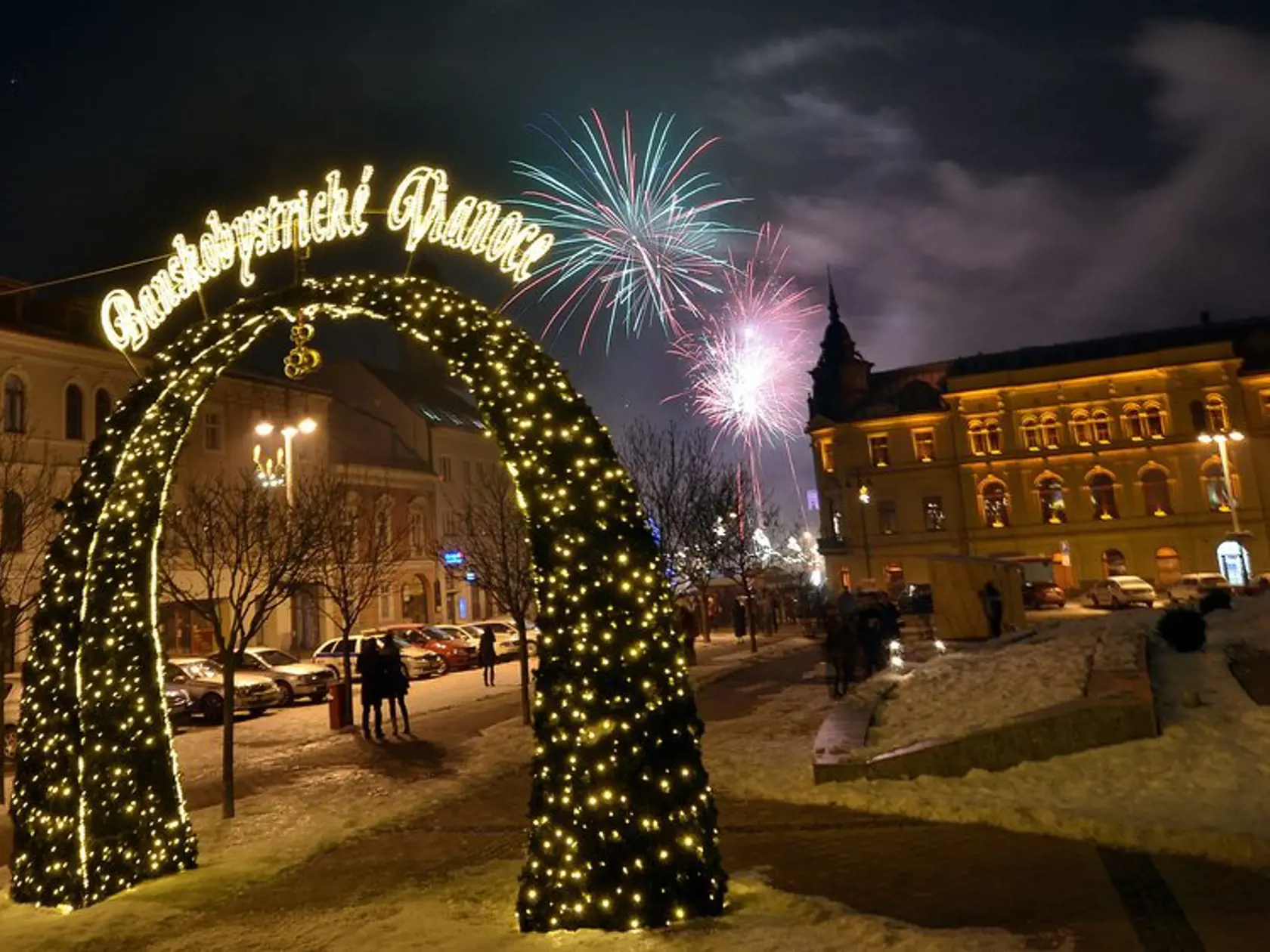 Návštevníci osláv Silvestra 2012 a hudobníci počas vítania nového roku v Banskej Bystrici.