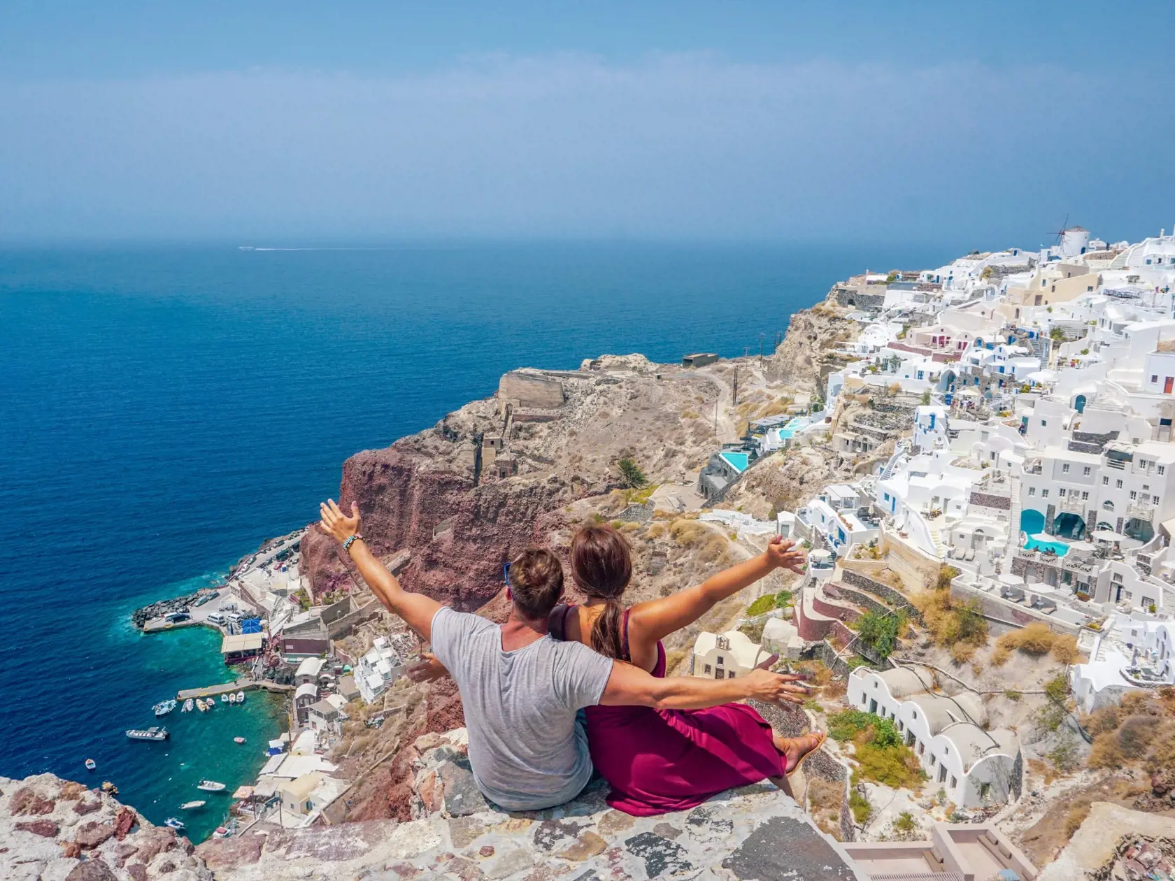 Ikonická póza s priateľkou ako na Titanicu: Oddych na jednom  z najkrajších gréckych ostrovov Santorini.