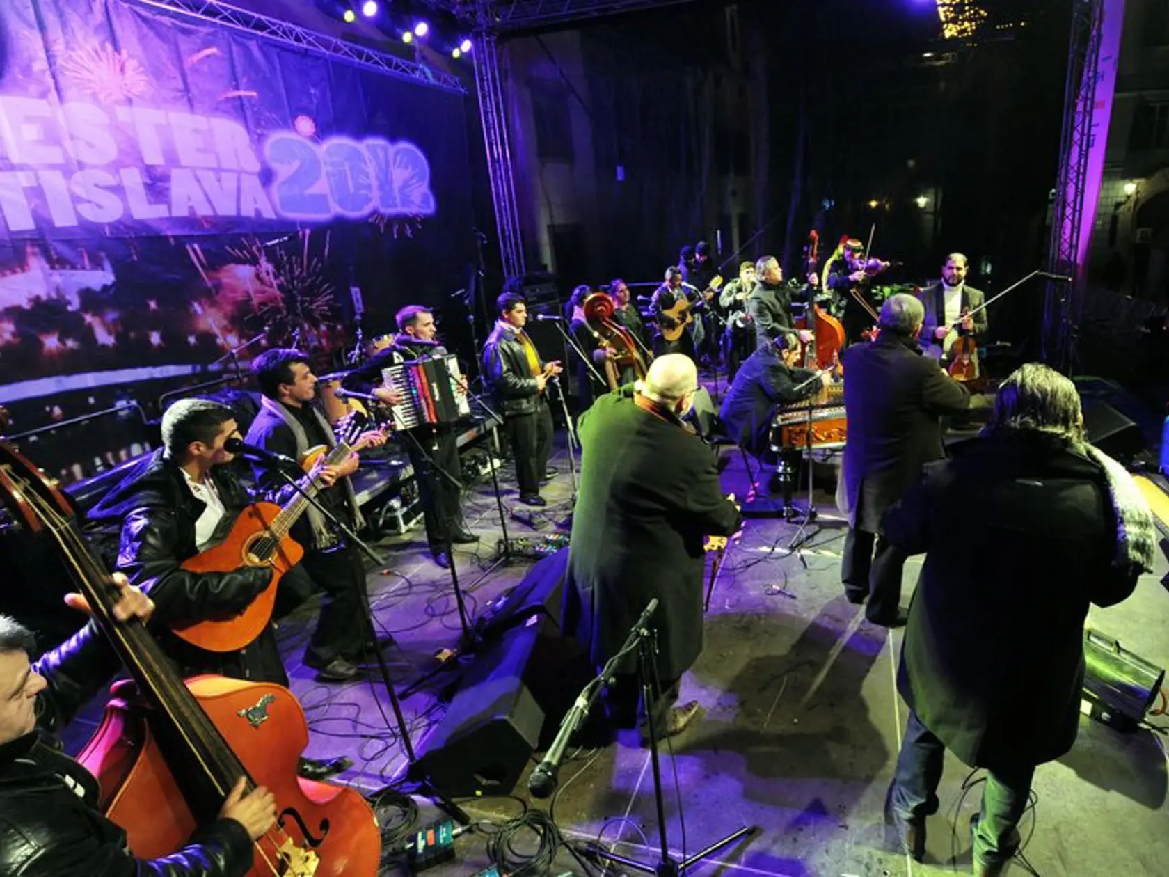 Návštevníci osláv Silvestra 2012 a hudobníci počas vítania nového roku v centre Bratislavy.