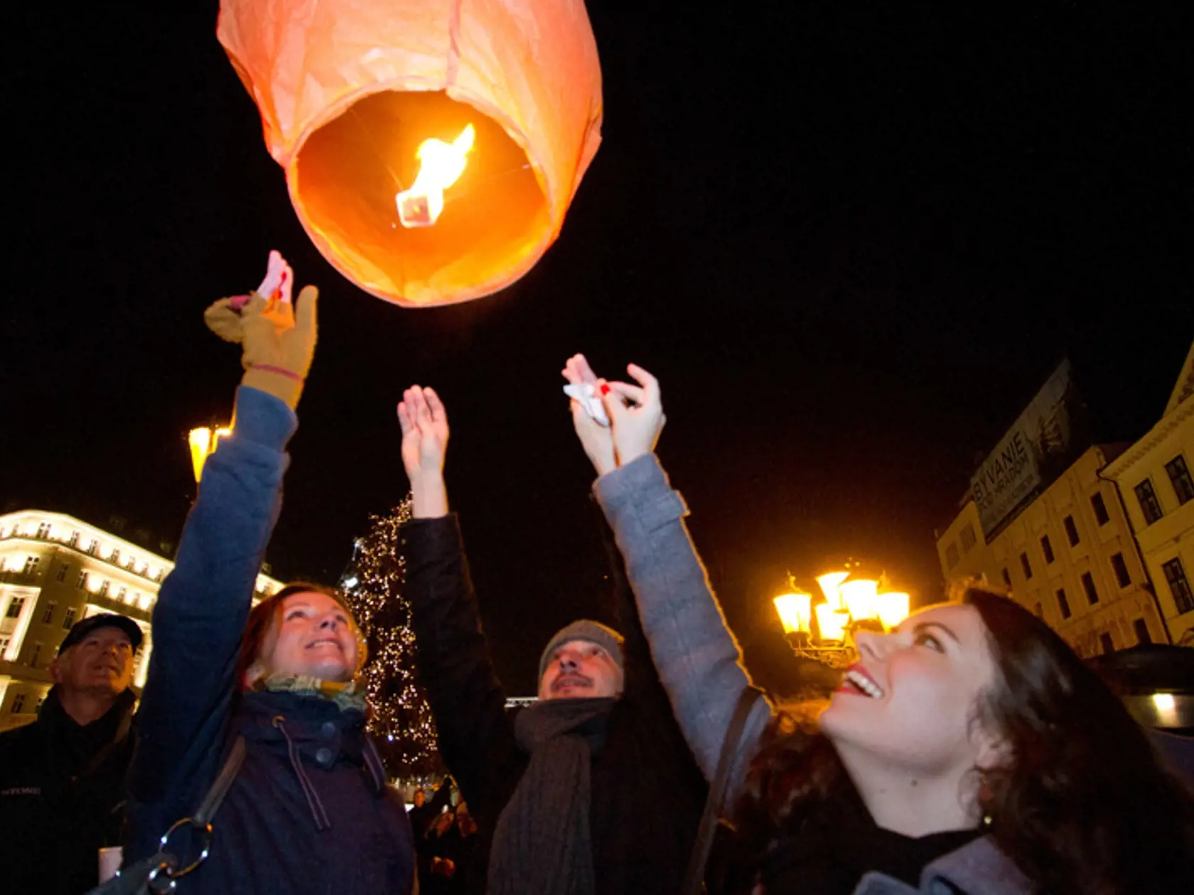 Návštevníci osláv Silvestra 2012 a hudobníci počas vítania nového roku v centre Bratislavy.