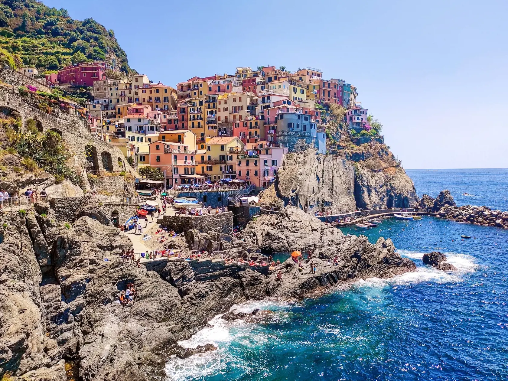 Cinque Terre: Skalnatá pobrežná lokalita na talianskej riviére v Ligúrii na severozápade Talianska. Od roku 1997 sú terasovité stavané dediny súčasťou svetového dedičstva UNESCO.
