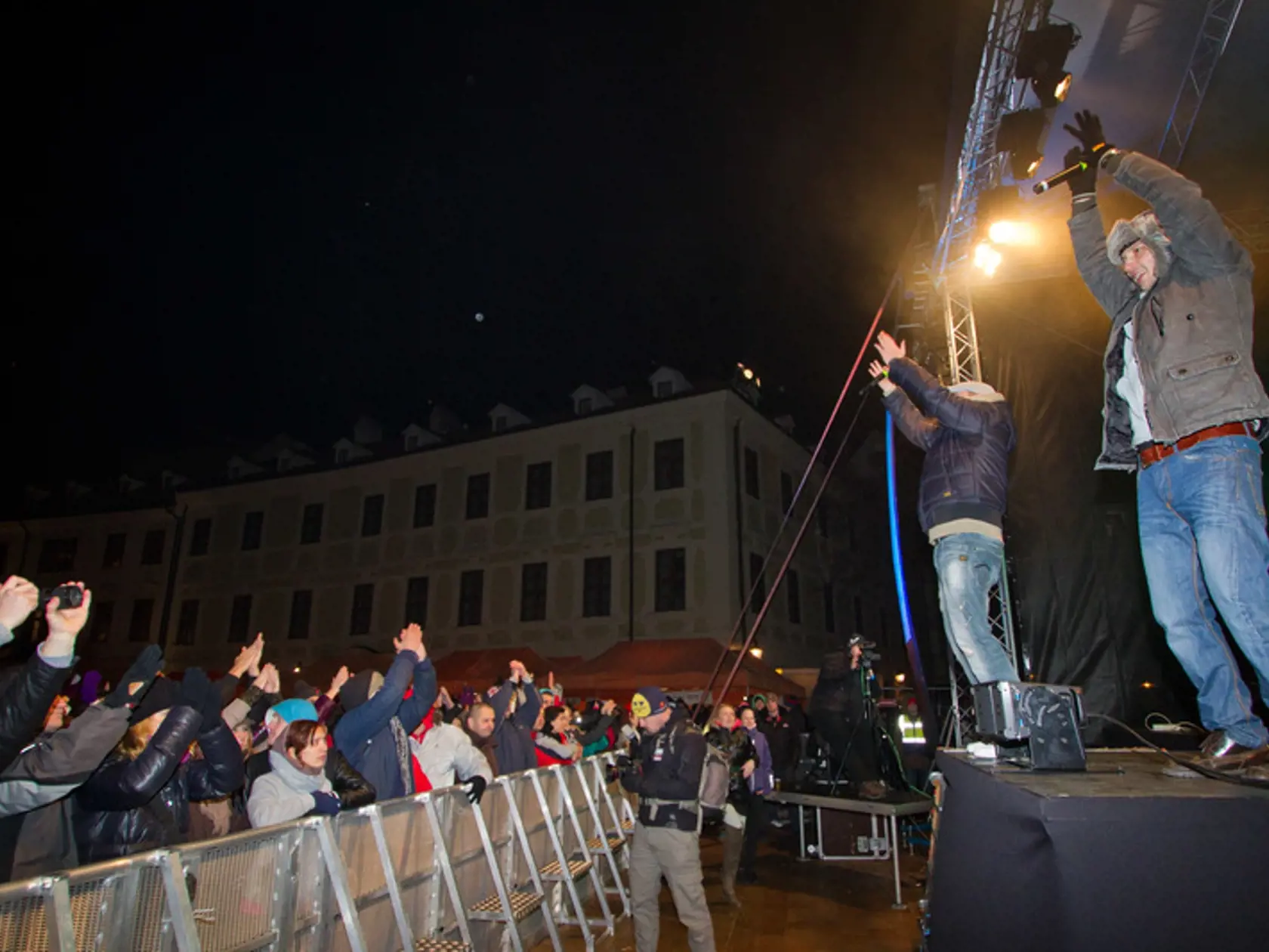 Návštevníci osláv Silvestra 2012 a hudobníci počas vítania nového roku v centre Bratislavy.
