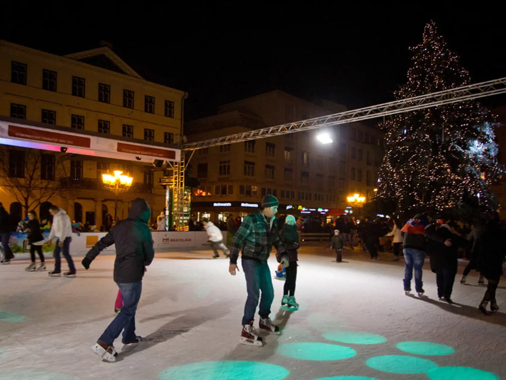 Návštevníci osláv Silvestra 2012 a hudobníci počas vítania nového roku v centre Bratislavy.