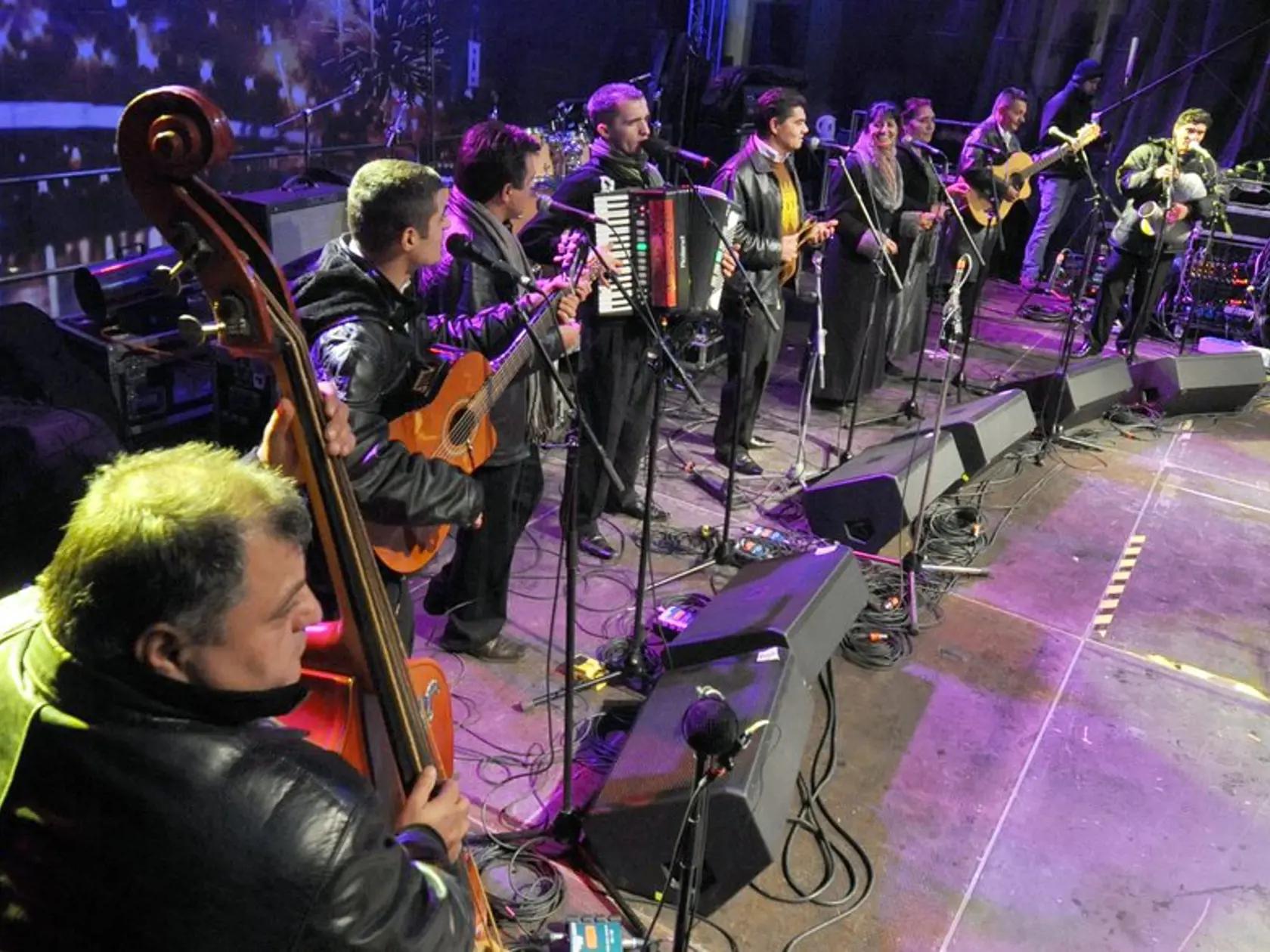 Návštevníci osláv Silvestra 2012 a hudobníci počas vítania nového roku v centre Bratislavy.
