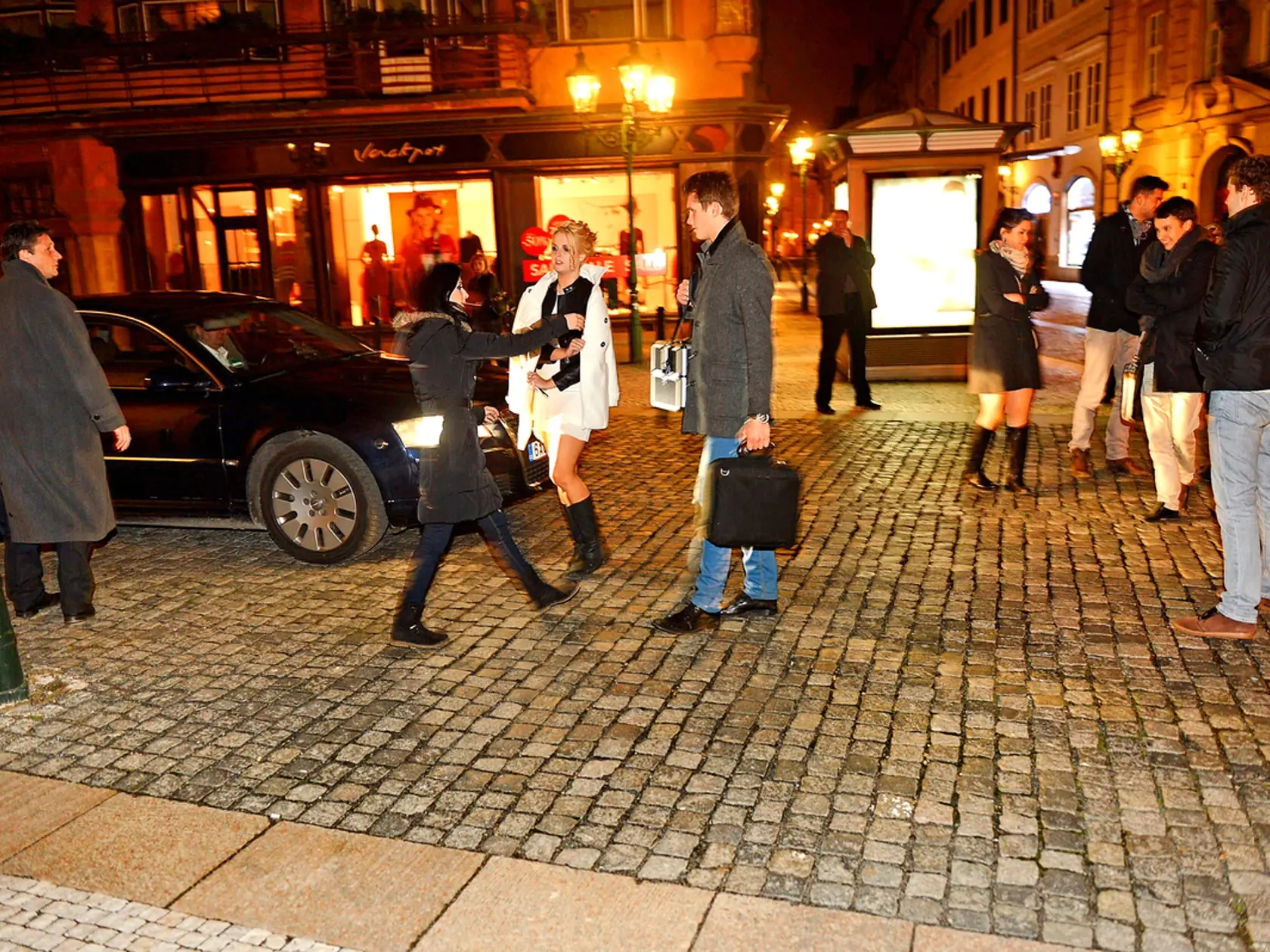 K policajnej limuzíne sprevádzajú Kateřinu aj jej dvaja kamaráti.