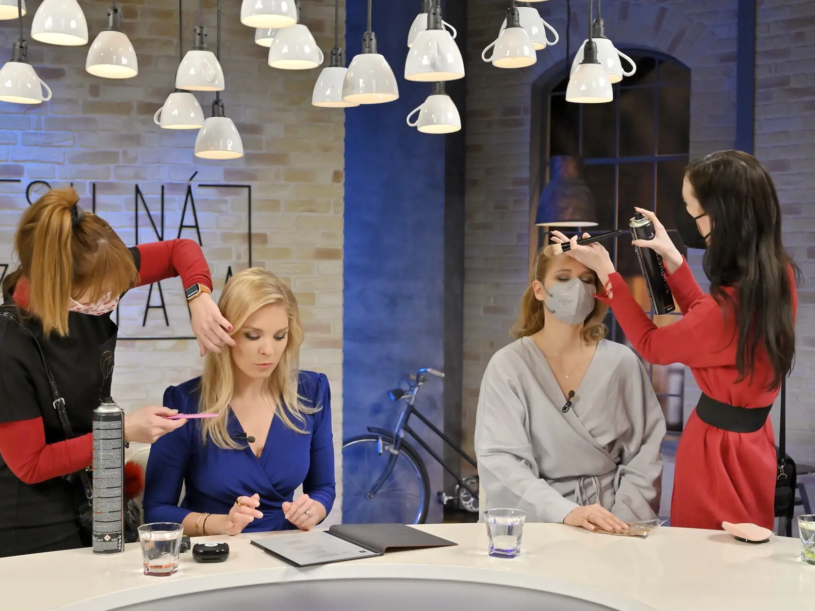Zuzana Kovačič Hanzelová (vpravo) sa po štyroch rokoch ocitla v priestoroch RTVS, kde dala v roku 2018 výpoveď.