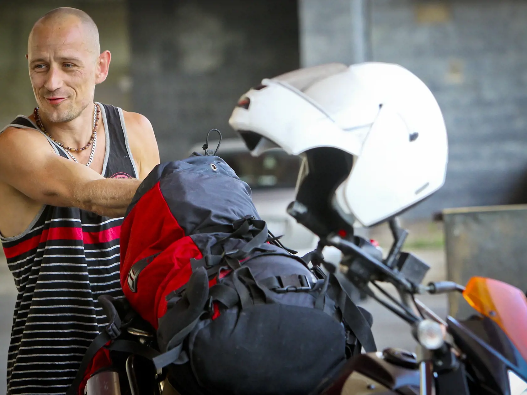 Na snimke expartner slovenskej spevacky Dary Rolins,  cesky spevak a gitarista, clen kapely Wohnout, Matej Homola, ktory v ramci dovolenky, ktoru travi na svojom motocykli Yamaha navstivil aj Bratislavu.