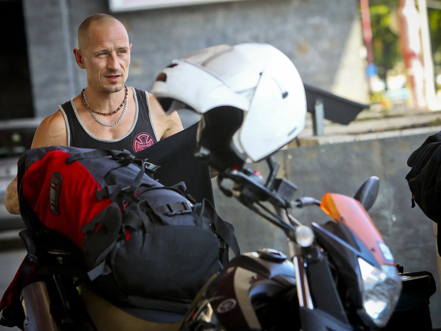 Na snimke expartner slovenskej spevacky Dary Rolins,  cesky spevak a gitarista, clen kapely Wohnout, Matej Homola, ktory v ramci dovolenky, ktoru travi na svojom motocykli Yamaha navstivil aj Bratislavu.