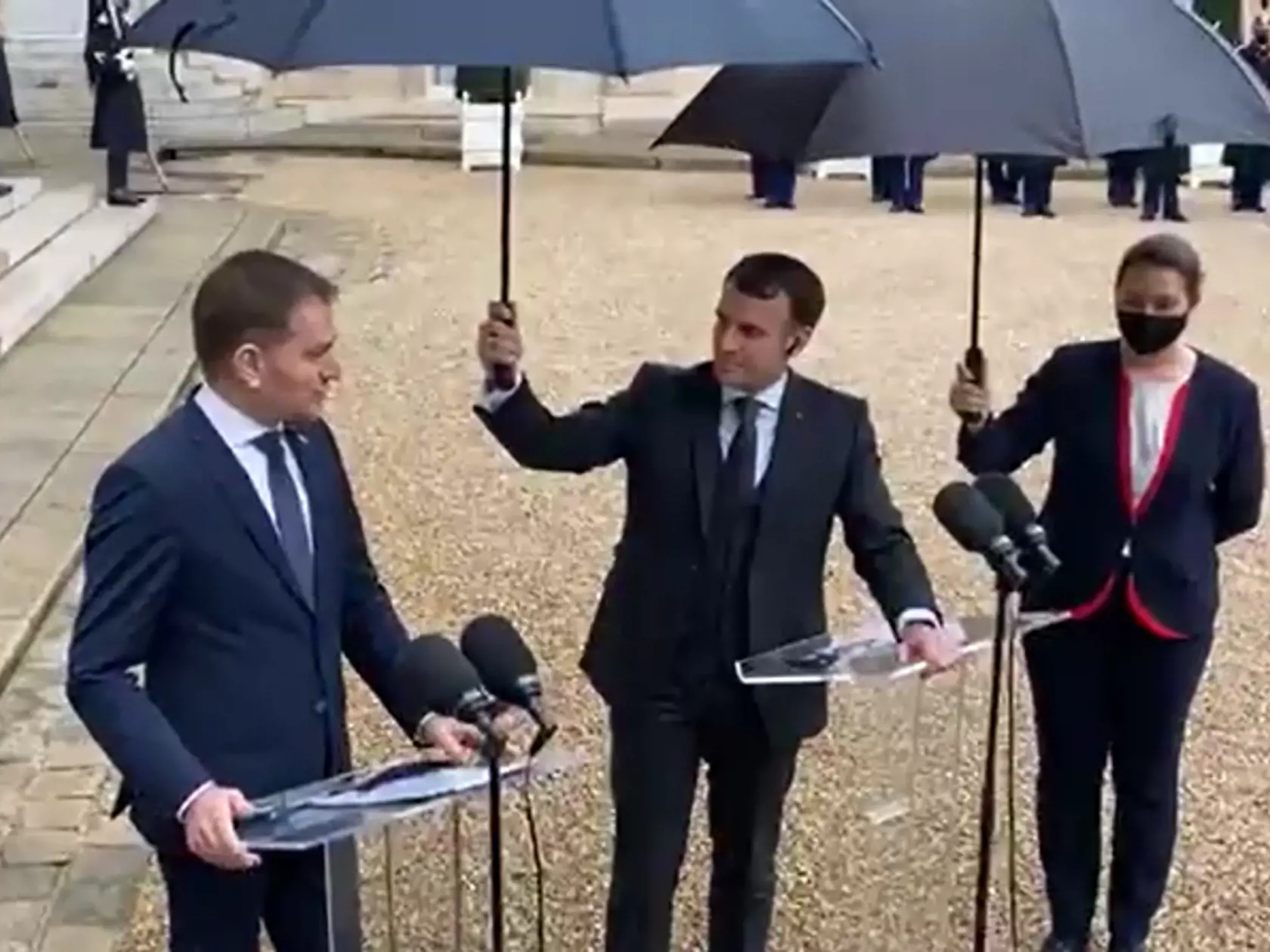 Macron držal dáždnik rečniacemu Matovičovi a asistentka sa postarala o francúzskeho prezidenta.